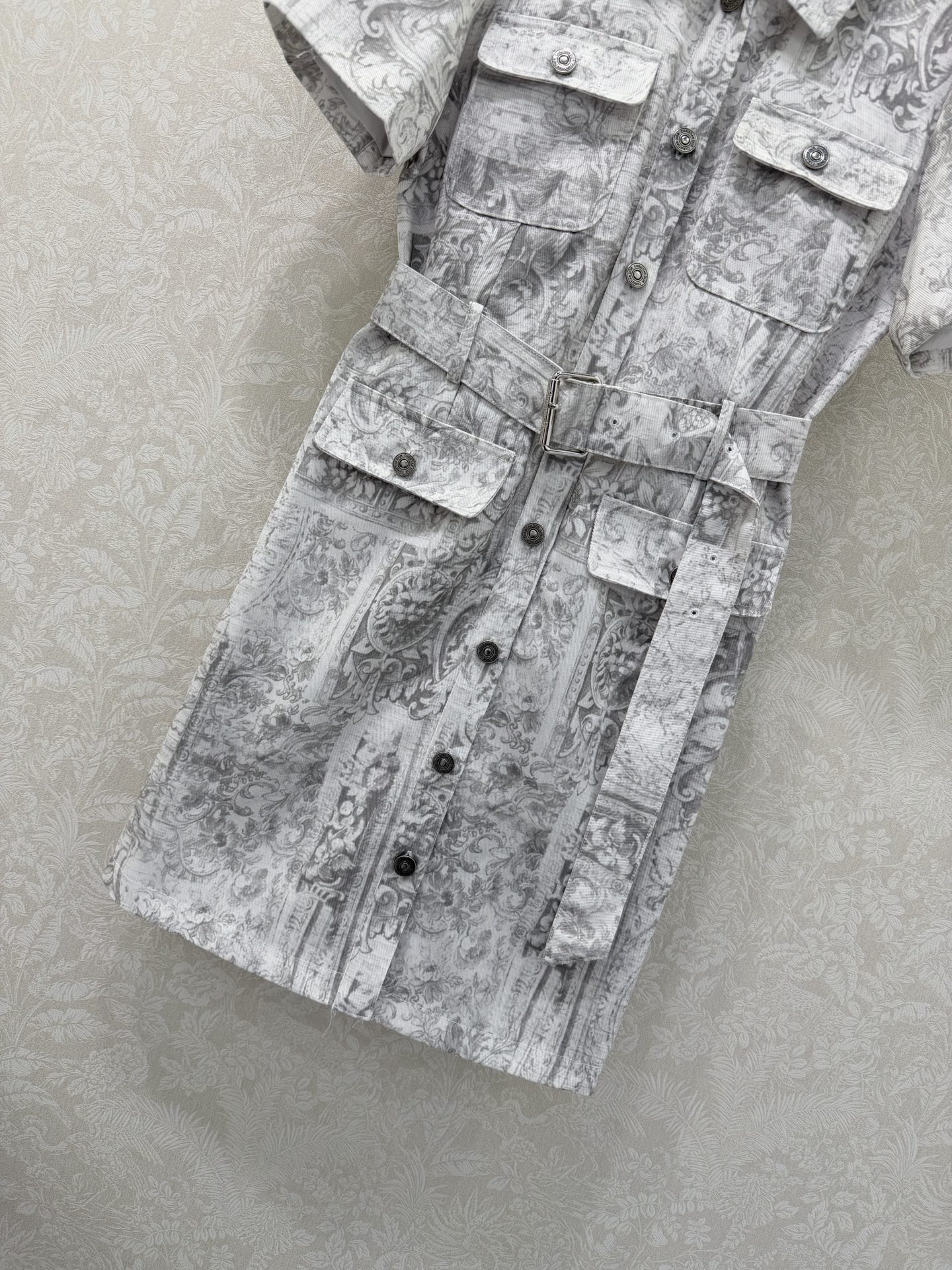 🔥🔥DIO*26新款水墨丹青度假系列同步上新啦 绝美水墨风 灰色图腾印花系列短袖连衣裙 胸前口袋设计 定