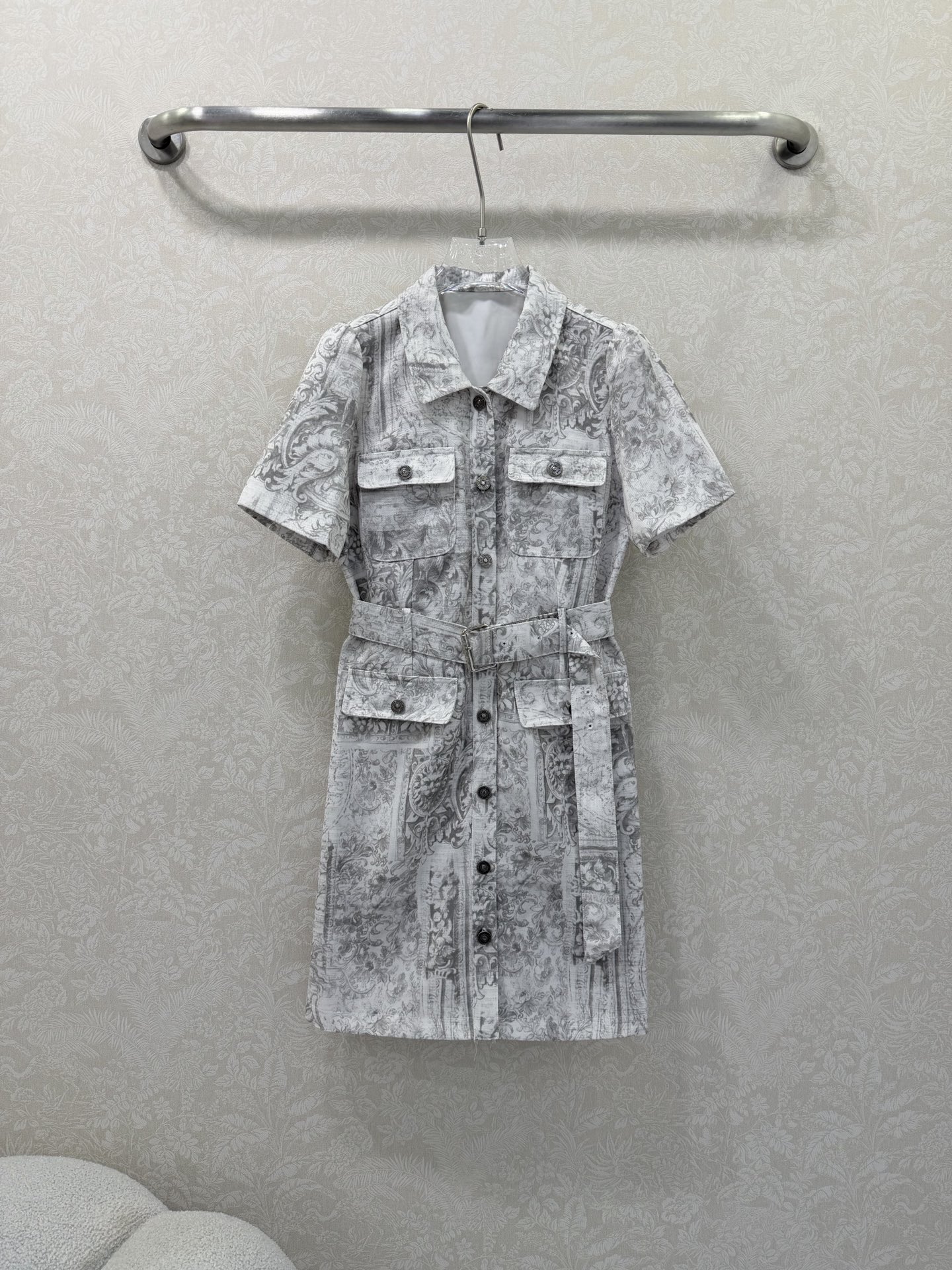 NO:721374,The highest version on the market, the girl inspects the goods, trims the three marks on the threads, and delivers the goods. You can send pictures and videos. If you want quality and service, please add me on WeChat. We will not accept urgent orders. DIO*26 new ink painting holiday series is released at the same time. Beautiful ink style. Gray totem print series short-sleeved dress. Chest pocket design. Customized YB hardware. Matched with a genuine cloth belt. The fabric is crisp and stylish while retaining a skin-friendly feel. Echoing the refreshing holiday atmosphere in the hot summer.  Use tailoring and details to enhance sophistication and make the upper body more fashionable. Customized fabrics and accessories. Look for the correct version. High version dress. Single color code 3 SML, Dior-clothing, dior, dior, skirts, T-shirt,19860909市面最高版本小妹验货、修剪线头上三标、发货可发图及拍视频,要品质要服务的加我微信,不接急单. DIO*26新款水墨丹青度假系列同步上新啦 绝美水墨风 灰色图腾印花系列短袖连衣裙 胸前口袋设计 定制YB五金 搭配本布腰带 面料挺括有型之余又保留亲肤手感 呼应炎炎夏日的清爽度假气息 利用剪裁和细节提升精致度 上身更为洋气时髦 定制面辅料 认准版本 高版本 连衣裙 单色3码SML,迪奥-服装,dior,dior,skirts,T-shirt,,Women's clothing