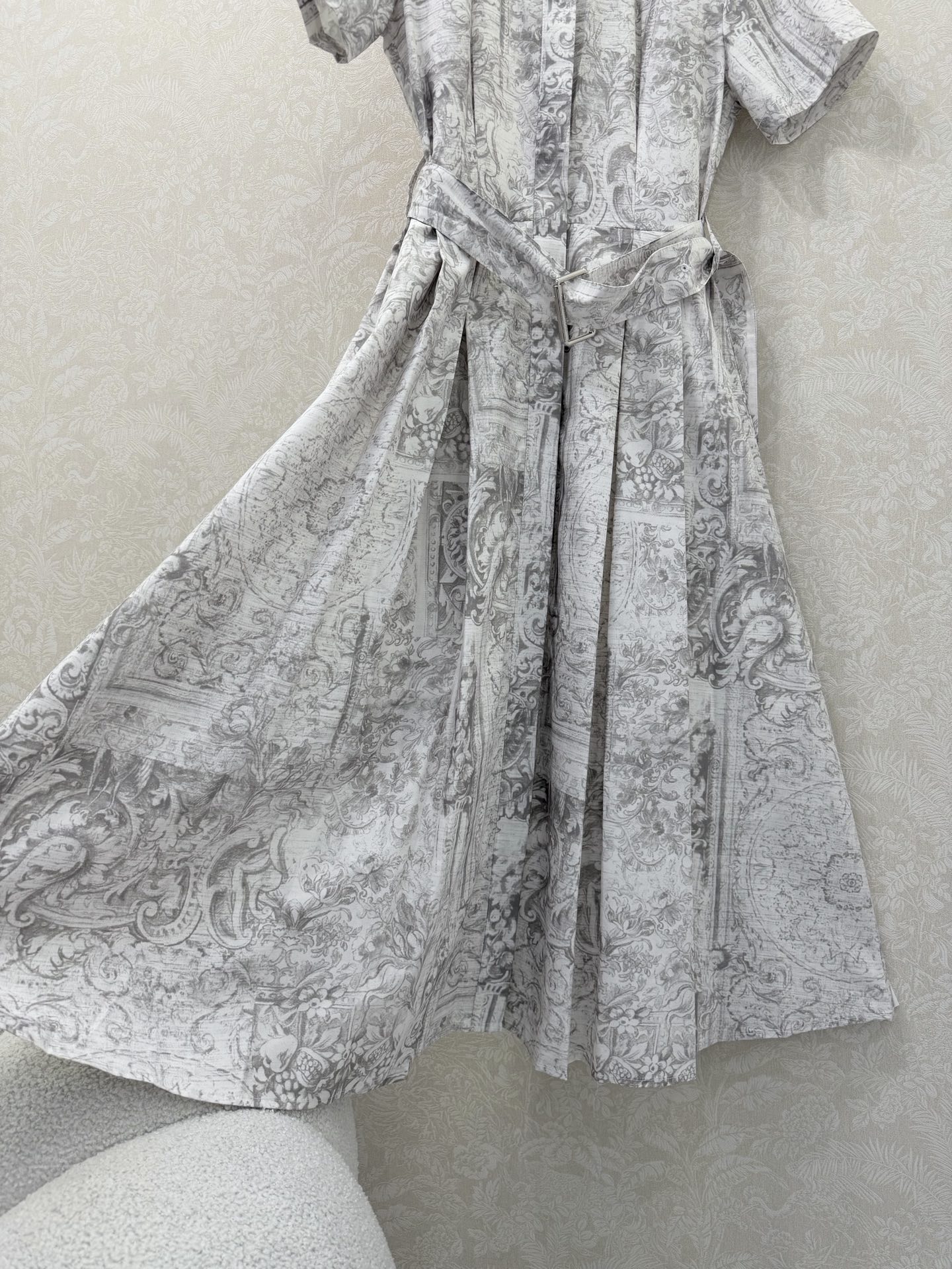 🔥🔥DIO*26新款水墨丹青度假系列同步上新啦 绝美水墨风 灰色图腾印花系列短袖连衣裙 衬衣款下摆压折 