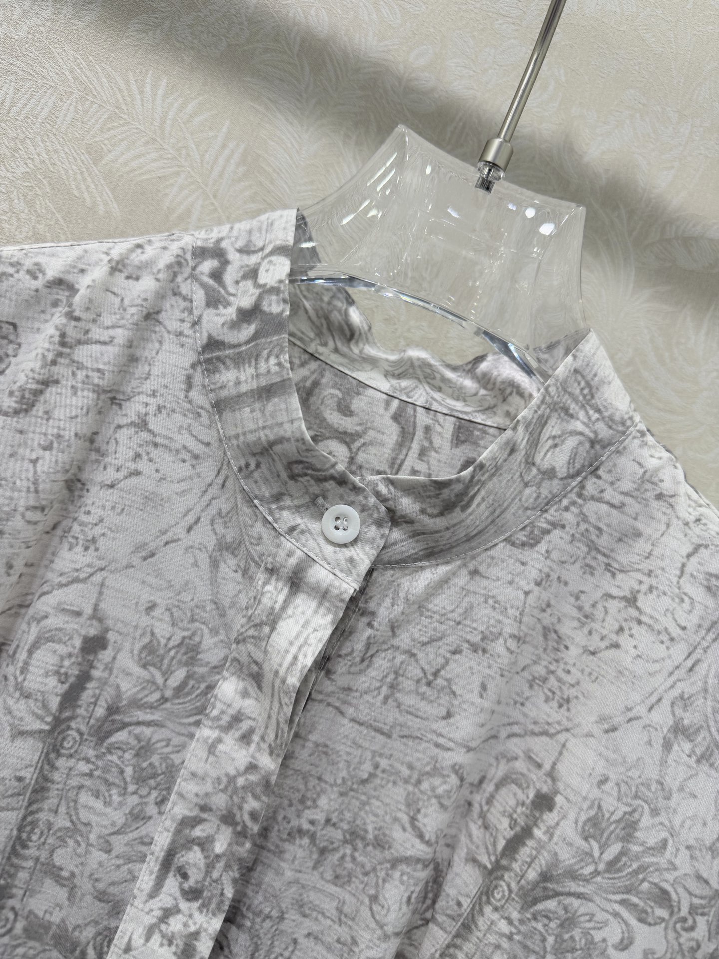 🔥🔥DIO*26新款水墨丹青度假系列同步上新啦 绝美水墨风 灰色图腾印花系列短袖连衣裙 衬衣款下摆压折 