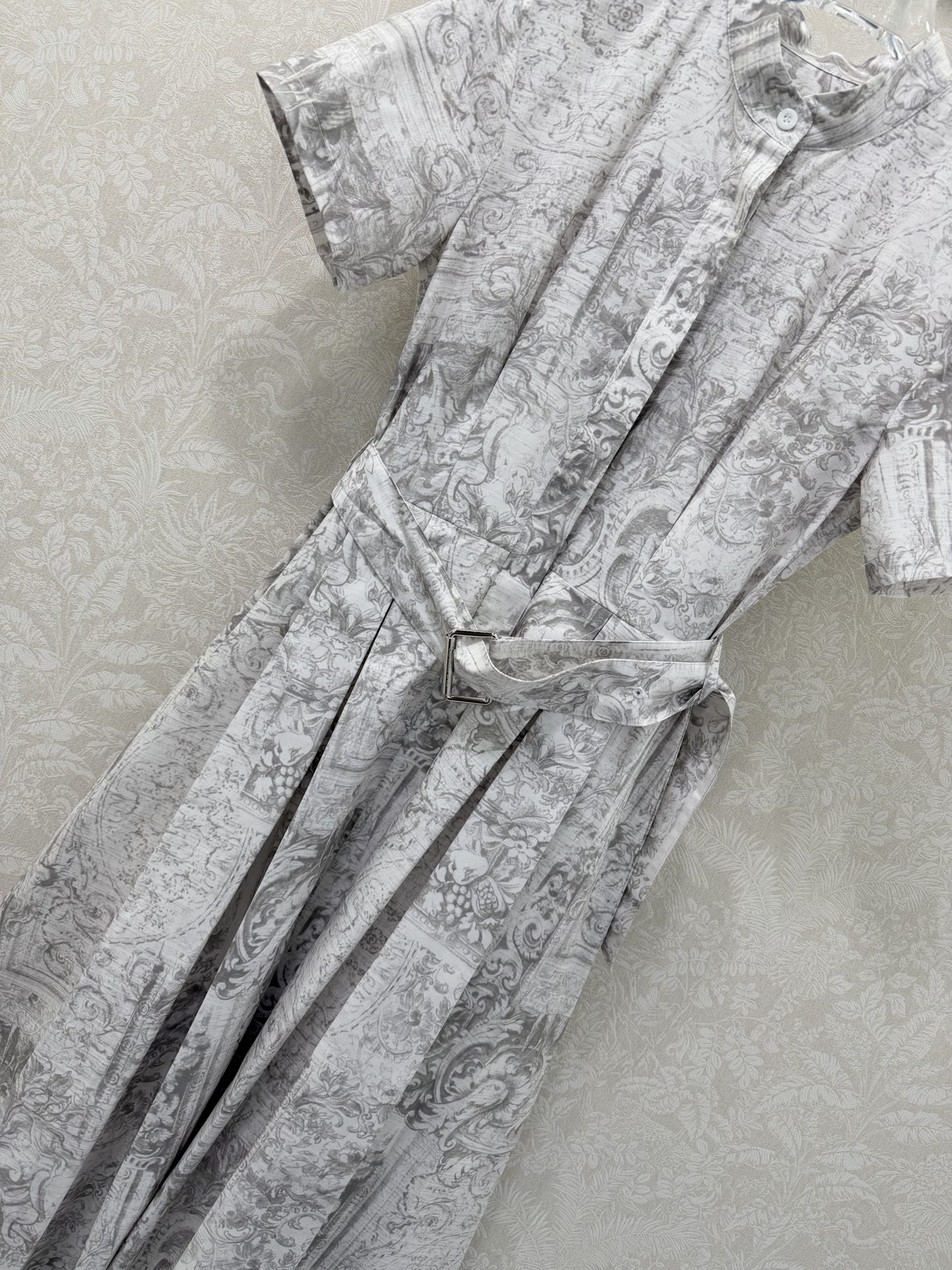 🔥🔥DIO*26新款水墨丹青度假系列同步上新啦 绝美水墨风 灰色图腾印花系列短袖连衣裙 衬衣款下摆压折 