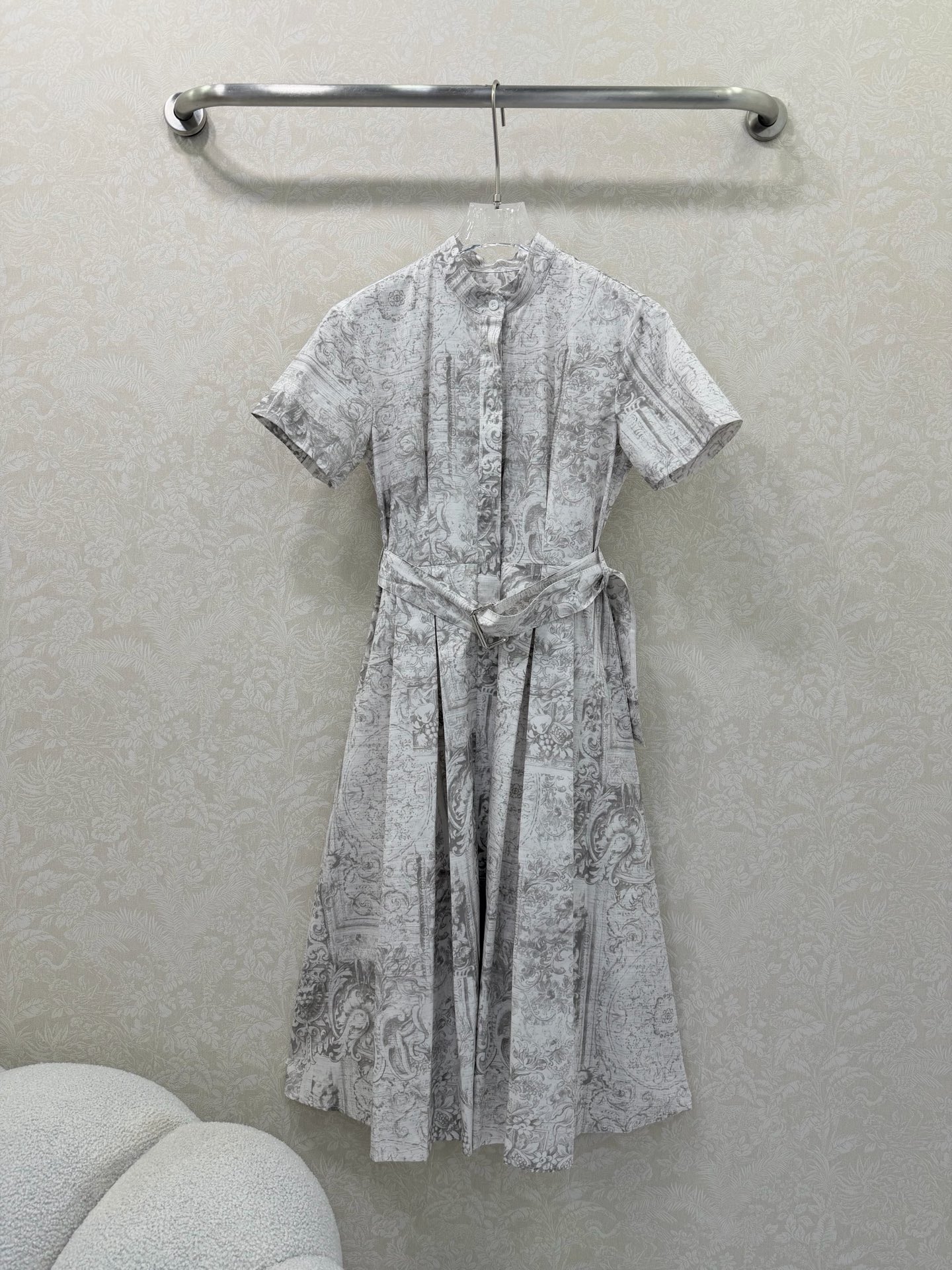 NO:721364,The highest version on the market, the girl inspects the goods, trims the three marks on the threads, and delivers the goods. You can send pictures and videos. If you want quality and service, please add me on WeChat. We will not accept urgent orders. DIO*26 new ink painting holiday series is released at the same time. Beautiful ink style. Gray totem print series short-sleeved dress. Shirt style hem folded. Customized YB hardware. Matched with a genuine cloth belt. The fabric is crisp and stylish while retaining a skin-friendly feel. Echoing the refreshing holiday atmosphere in the hot summer.  Use tailoring and details to enhance sophistication and make the upper body more fashionable. Customized fabrics and accessories. Look for the correct version. High version dress. Single color code 3 SML, Dior-clothing, dior, dior, skirts, T-shirt,19860909市面最高版本小妹验货、修剪线头上三标、发货可发图及拍视频,要品质要服务的加我微信,不接急单. DIO*26新款水墨丹青度假系列同步上新啦 绝美水墨风 灰色图腾印花系列短袖连衣裙 衬衣款下摆压折 定制YB五金 搭配本布腰带 面料挺括有型之余又保留亲肤手感 呼应炎炎夏日的清爽度假气息 利用剪裁和细节提升精致度 上身更为洋气时髦 定制面辅料 认准版本 高版本 连衣裙 单色3码SML,迪奥-服装,dior,dior,skirts,T-shirt,,Women's clothing