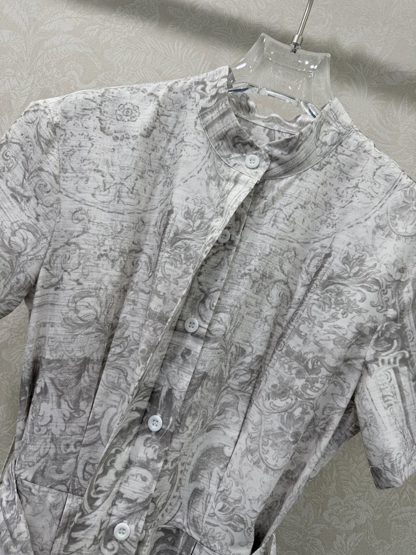 🔥🔥DIO*26新款水墨丹青度假系列同步上新啦 绝美水墨风 灰色图腾印花系列短袖连衣裙 衬衣款下摆压折 