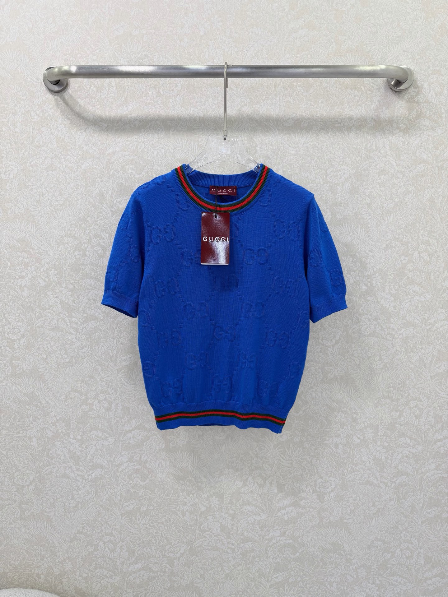 NO:722021,The highest version on the market, the girl inspects the goods, trims the three marks on the threads, and delivers the goods. You can post pictures and take videos. If you want quality or service, please add me on WeChat. We will not accept urgent orders. Gucc*26 new round neck pullover short-sleeved knitted woolen sweater, overall logo, jacquard hollow design, classic red and green contrasting colors at the hem, exclusive high-end product, it is really hard not to be excited!  It can easily make you look taller and slimmer, with just the right length of clothing to perfectly accentuate your waist!  Customized fabrics have high quality and comfort!  Impeccable fabrics and excellent design are simply perfect!  Wear alone and layered. Details are online. Sisters, just buy it with confidence. 2 colors and 3 sizes SML, Gucci-clothing, gucci, gucci, T-shirt,19860909市面最高版本小妹验货、修剪线头上三标、发货可发图及拍视频,要品质要服务的加我微信,不接急单. Gucc*26新款圆领套头短袖针织羊衫 整体logo 提花镂空设计 下摆经典红绿撞色 独家高版出品 真的很难不让人心动哇！轻轻松松就能让你颜值开挂恰到好处衣长完美衬托腰身显高显瘦！定制面料有着高质感的舒适度！无可挑剔的面料搭配优秀的版型设计简直完美！单穿叠穿 细节在线 姐妹们放心入就对了 2色3码SML,古驰-服装,gucci,gucci,T-shirt,,Women's clothing