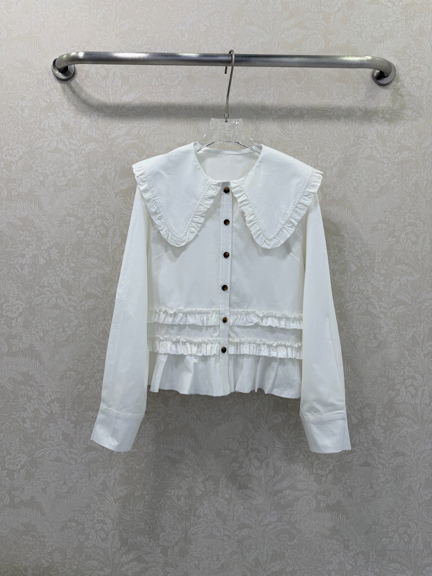 NO:721996,The highest version on the market, the girl will inspect the goods, trim the three marks on the threads, and ship the goods. You can post pictures and take videos. If you want quality or service, please add me on WeChat. We will not accept urgent orders. Gan*i 26SS new white doll collar long-sleeved shirt has a sweet girly atmosphere on your body!  The oversized ruffled baby collar comes with an age-reducing buff, and the body is spliced ​​with layers of fungus, making it smart and playful. The pure cotton fabric is soft and breathable, and the short waisted version creates a slim waist. Wearing it alone makes you look fresh and girly. When layered with a vest, you can unlock a sweet and cool mix. You can rely on it to be energetic in spring and summer. Monochrome 3-code SML, women's clothing, shirts,19860909市面最高版本小妹验货、修剪线头上三标、发货可发图及拍视频,要品质要服务的加我微信,不接急单. Gan*i 26SS新款 白色娃娃领长袖衬衫把甜妹氛围感焊在身上！超大荷叶边娃娃领自带减龄buff,衣身层层木耳边拼接,灵动又俏皮.纯棉面料柔软透气,短款收腰版型掐出小蛮腰,单穿是清新少女,叠穿马甲又能解锁甜酷混搭,春夏的元气穿搭就靠它啦 单色3码SML,女装,shirts,,Women's clothing