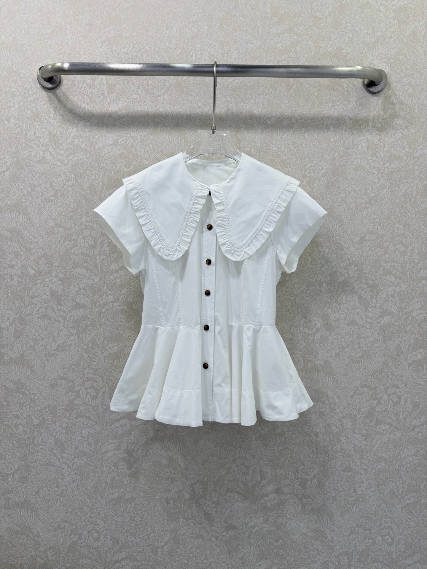 NO:722001,The highest version on the market, the girl will inspect the goods, trim the three marks on the threads, and deliver the goods. You can post pictures and take videos. If you want quality or service, please add me on WeChat. We will not accept urgent orders. Gan*i  26SS new sleeveless doll collar shirt, iconic large lapel + ruffle design, full of sweet retro girly feeling. White cotton fabric, embellished with black buttons, fresh and age-reducing. The ruffles on the hem modify the body shape, and it looks great with jeans or skirts. You can switch between college style or casual style at will ~ The design is unique and sustainable, a must-have for fashionable girls!  Single color size 3 SML, women's clothing, skirts, jeans, shirts,19860909市面最高版本小妹验货、修剪线头上三标、发货可发图及拍视频,要品质要服务的加我微信,不接急单. Gan*i 26SS新款无袖娃娃领衬衫,标志性大翻领+荷叶边设计,甜美复古少女感满满.白色棉质面料,黑色纽扣点缀,清新又减龄.下摆荷叶边修饰身形,搭配牛仔裤或半裙都很出彩,学院风or轻熟风随心切换～设计独特又可持续,时髦女孩必入！ 单色3码SML,女装,skirts,jeans,shirts,,Women's clothing