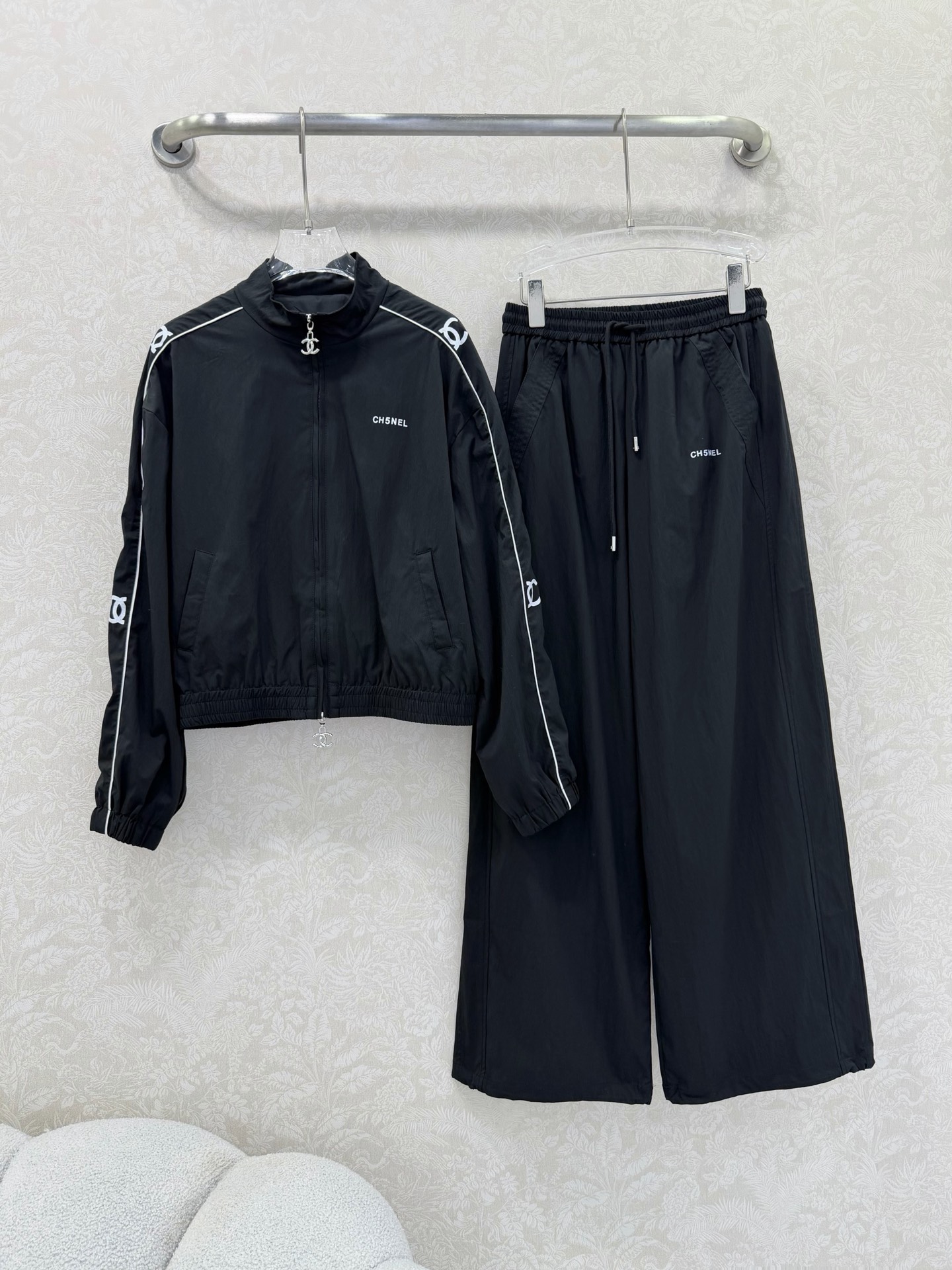 NO:721971,The highest version on the market, the girl inspects the goods, trims the three marks on the threads, and delivers the goods. You can send pictures and videos. If you want quality and service, add me on WeChat. We will not accept urgent orders. chan*l 26 new jacket suit comes with a relaxed style and sporty, light and breathable fabrics, so you can wear it without any burden in spring and summer. The short stand-up collar of the jacket is neat and proportional, and the classic embroidery on the back is exquisite and eye-catching. It is paired with loose wide-leg pants, and the legs of the pants can be straightened or tightened into bunched pants.  It can modify the shape of the legs and create a casual atmosphere. Sold as a set, 3 colors and 3 sizes SML, Chanel-clothing, chanel, chanel, jackets & coats,19860909市面最高版本小妹验货、修剪线头上三标、发货可发图及拍视频,要品质要服务的加我微信,不接急单. chan*l 26新款冲锋衣套装 自带松弛感的风运动,轻薄透气的面料,在春夏穿着也毫无负担.外套短款立领利落显比例,背后的经典刺绣精致吸睛,搭配宽松阔腿裤,裤脚可直筒可收紧成束脚裤 既能修饰腿型又能营造随性氛围.整套出售 3色3码SML,香奈儿-服装,chanel,chanel,jackets & coats,,Women's clothing