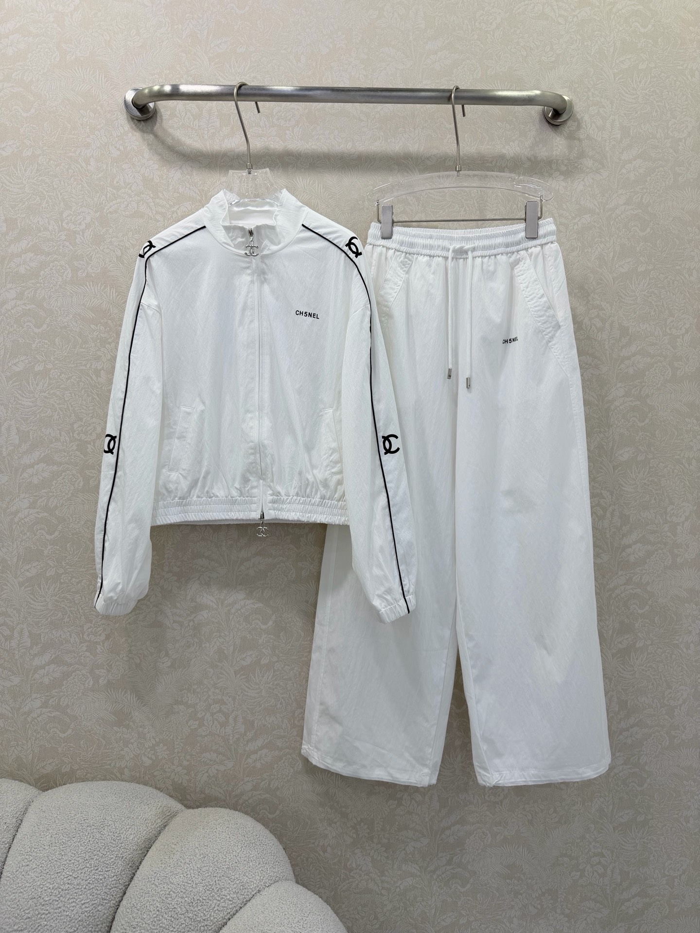 NO:721978,The highest version on the market, the girl inspects the goods, trims the three marks on the threads, and delivers the goods. You can send pictures and videos. If you want quality and service, add me on WeChat. We will not accept urgent orders. chan*l 26 new jacket suit comes with a relaxed style and sporty, light and breathable fabrics, so you can wear it without any burden in spring and summer. The short stand-up collar of the jacket is neat and proportional, and the classic embroidery on the back is exquisite and eye-catching. It is paired with loose wide-leg pants, and the legs of the pants can be straightened or tightened into bunched pants.  It can modify the shape of the legs and create a casual atmosphere. Sold as a set, 3 colors and 3 sizes SML, Chanel-clothing, chanel, chanel, jackets & coats,19860909市面最高版本小妹验货、修剪线头上三标、发货可发图及拍视频,要品质要服务的加我微信,不接急单. chan*l 26新款冲锋衣套装 自带松弛感的风运动,轻薄透气的面料,在春夏穿着也毫无负担.外套短款立领利落显比例,背后的经典刺绣精致吸睛,搭配宽松阔腿裤,裤脚可直筒可收紧成束脚裤 既能修饰腿型又能营造随性氛围.整套出售 3色3码SML,香奈儿-服装,chanel,chanel,jackets & coats,,Women's clothing