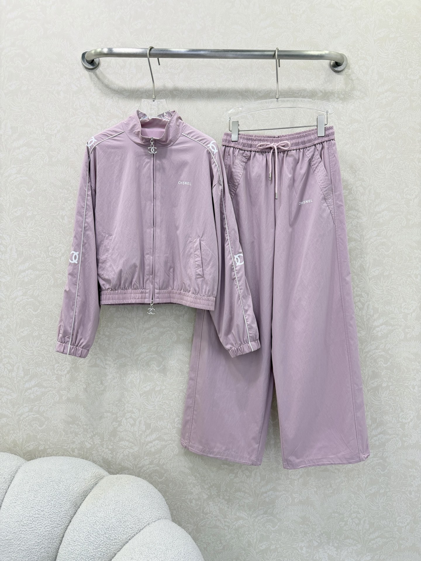 NO:721986,The highest version on the market, the girl inspects the goods, trims the three marks on the threads, and delivers the goods. You can send pictures and videos. If you want quality and service, add me on WeChat. We will not accept urgent orders. chan*l 26 new jacket suit comes with a relaxed style and sporty, light and breathable fabrics, so you can wear it without any burden in spring and summer. The short stand-up collar of the jacket is neat and proportional, and the classic embroidery on the back is exquisite and eye-catching. It is paired with loose wide-leg pants, and the legs of the pants can be straightened or tightened into bunched pants.  It can modify the shape of the legs and create a casual atmosphere. Sold as a set, 3 colors and 3 sizes SML, Chanel-clothing, chanel, chanel, jackets & coats,19860909市面最高版本小妹验货、修剪线头上三标、发货可发图及拍视频,要品质要服务的加我微信,不接急单. chan*l 26新款冲锋衣套装 自带松弛感的风运动,轻薄透气的面料,在春夏穿着也毫无负担.外套短款立领利落显比例,背后的经典刺绣精致吸睛,搭配宽松阔腿裤,裤脚可直筒可收紧成束脚裤 既能修饰腿型又能营造随性氛围.整套出售 3色3码SML,香奈儿-服装,chanel,chanel,jackets & coats,,Women's clothing