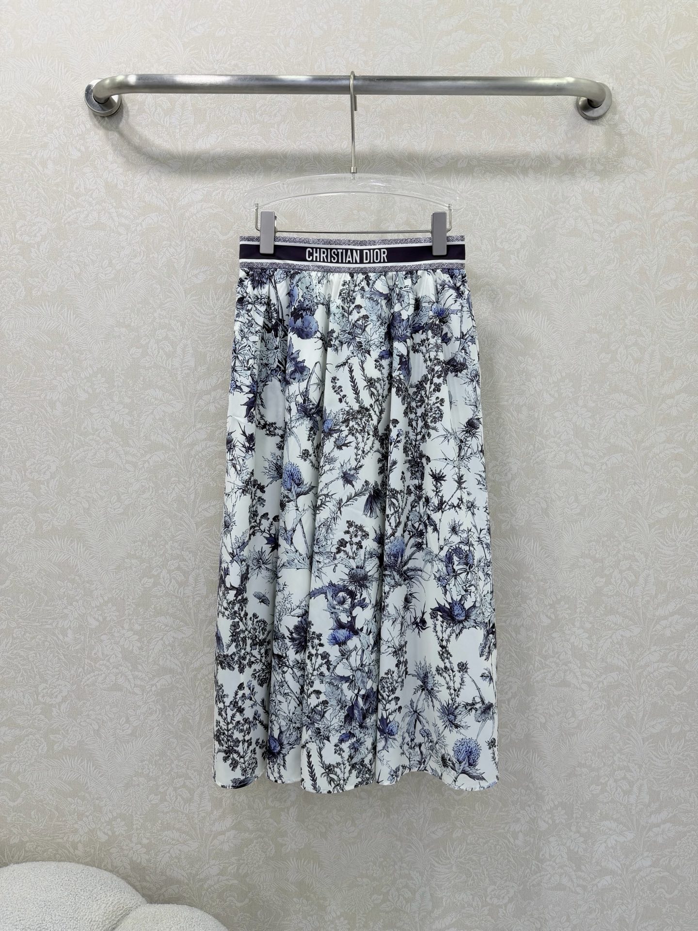 NO:722158,The highest version on the market, the girl inspects the goods, trims the three marks on the threads, and delivers the goods. You can send pictures and videos. If you want quality and service, add me on WeChat. We will not accept urgent orders. DIO*26 new ultra-high-end classic pattern printed skirt, A-line skirt with letter logo on the waist. The upper body super covers the flesh and looks slim. A series of items that are easy to match. It is simple and has a refreshing and fashionable sense of high-end. It is elegant and fashionable in daily life. It is versatile. The color is beautiful and the fabric is high-end and textured.  Monochrome size 3 SML, Dior-clothing, dior, dior, skirts,19860909市面最高版本小妹验货、修剪线头上三标、发货可发图及拍视频,要品质要服务的加我微信,不接急单. DIO*26新款超高级经典花色印花大摆半裙,腰头字母logo A字半身裙 上身超级遮肉显瘦 巨好搭配的一系列单品 简简单单 穿出清爽时髦的高级感 日常优雅又时髦巨百搭 颜色很好看 面料高级又有质感 单色3码SML,迪奥-服装,dior,dior,skirts,,Women's clothing