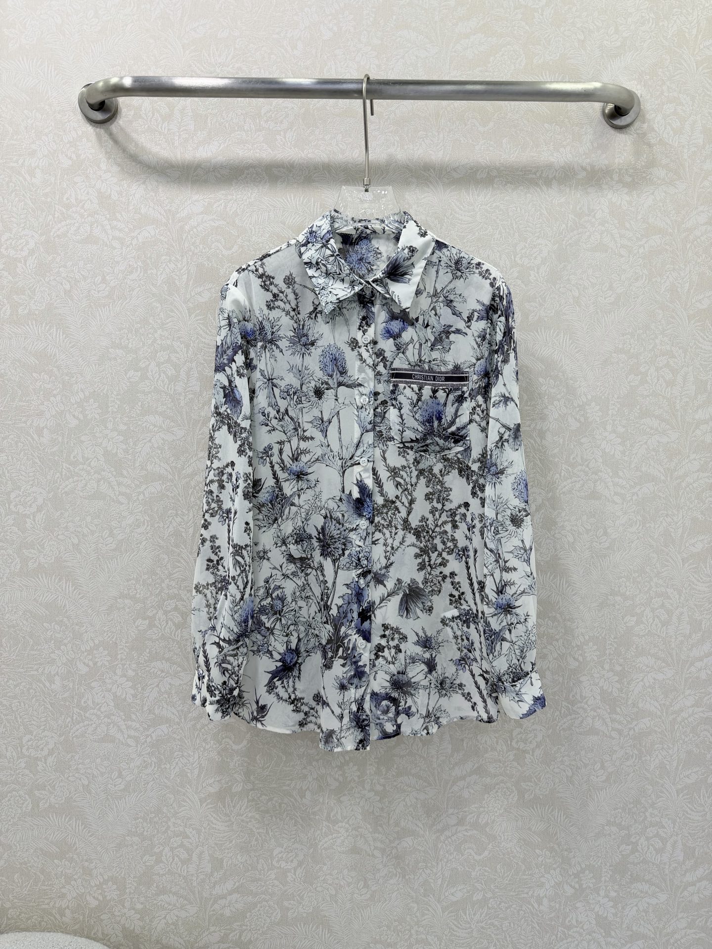 NO:722164,The highest version on the market, the girl inspects the goods, trims the three marks on the threads, and delivers the goods. You can post pictures and take videos. If you want quality or service, please add me on WeChat. We will not accept urgent orders. DIO*26 new printed shirt, summer limited edition, can be used as sunscreen or outer layer. Multiple functions. Direct spray and dip printing, full of lightness and comfort, cool and casual, great texture!  This season's most beautiful age-reduced girl is absolutely stunning!  Classic, versatile and easy to match. White, rich and beautiful must-have high-end, fashionable and versatile items!  Highly recommended for personal use, single color code 3 SML, Dior-clothing, dior, dior,19860909市面最高版本小妹验货、修剪线头上三标、发货可发图及拍视频,要品质要服务的加我微信,不接急单. DIO*26新款印花衬衣 夏日限定 可当防晒可当外塔 功能多元化 直喷过浸印满轻薄舒适 清凉休闲 质感超赞！本季最美减龄少女绝绝子！经典百搭不挑人.白富美必入高级时髦百搭单品！强烈推荐自留款 单色3码SML,迪奥-服装,dior,dior,,Women's clothing