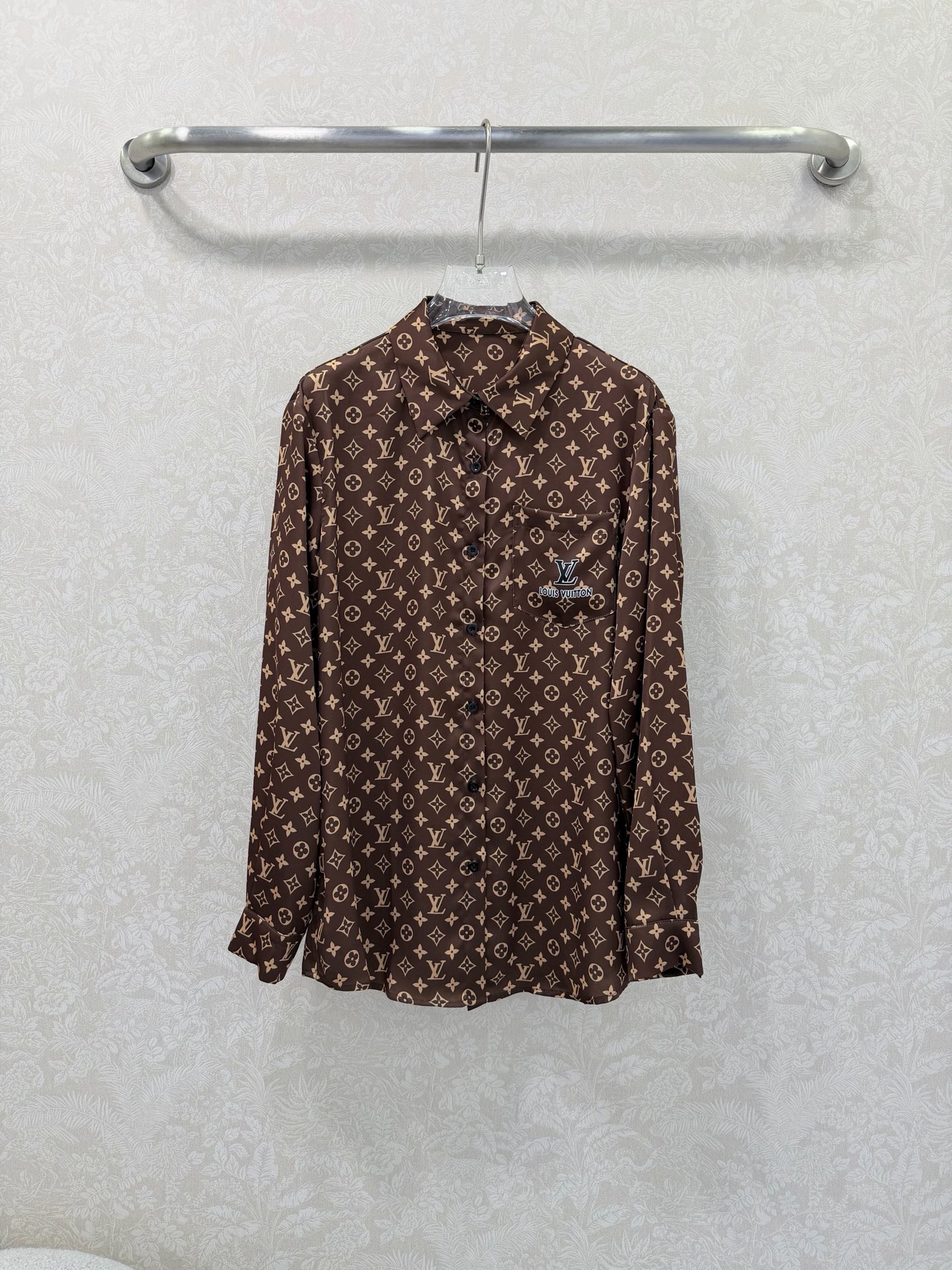 NO:722148,The highest version on the market, the girl inspects the goods, trims the three marks on the threads, and delivers the goods. You can post pictures and take videos. If you want quality and service, please add me on WeChat. We will not accept urgent orders. Louis Vuittin*26 new series model, summer limited edition, can be used as sunscreen or outer tower. Multiple functions. Direct spray and dip printing Monogram all over the body. Lightweight, comfortable, cool and casual, great texture!  This season's most beautiful age-reduced girl is absolutely stunning!  Classic, versatile and easy to match. White, rich and beautiful must-have high-end, fashionable and versatile items!  Highly recommended for personal use, single color size 3 SML, Louis Vuitton-clothing, louis vuitton, louis vuitton,19860909市面最高版本小妹验货、修剪线头上三标、发货可发图及拍视频,要品质要服务的加我微信,不接急单. louis vuittin*26新款系列款 夏日限定 可当防晒可当外塔 功能多元化 直喷过浸印满身印花Monogram 轻薄舒适 清凉休闲 质感超赞！本季最美减龄少女绝绝子！经典百搭不挑人.白富美必入高级时髦百搭单品！强烈推荐自留款 单色3码SML,路易威登-服装,louis vuitton,louis vuitton,,Women's clothing