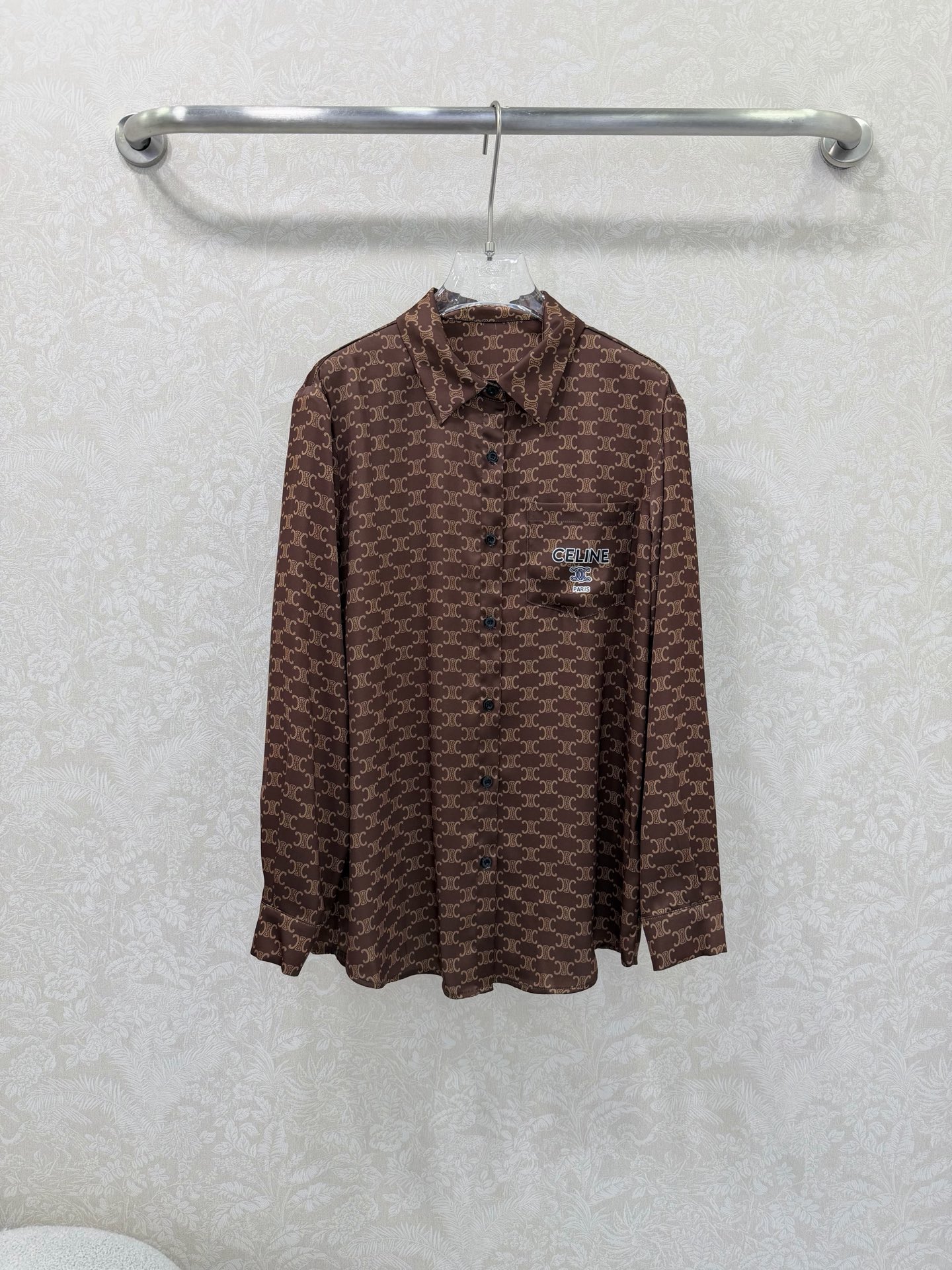 NO:722138,The highest version on the market, the girl inspects the goods, trims the three marks on the threads, and delivers the goods. You can post pictures and take videos. If you want quality or service, please add me on WeChat. We will not accept urgent orders. CELIN*26 new series model, summer limited edition, can be used as sunscreen or outer tower. Multiple functions. Direct spray and dip printing with Arc de Triomphe logo printed all over the body, light and comfortable, cool and casual, great texture!  This season's most beautiful age-reduced girl is absolutely stunning!  Classic, versatile and easy to match. White, rich and beautiful must-have high-end, fashionable and versatile items!  Highly recommended for self-retention, single color size 3 SML, Celine-clothing, celine, celine,19860909市面最高版本小妹验货、修剪线头上三标、发货可发图及拍视频,要品质要服务的加我微信,不接急单. CELIN*26新款系列款 夏日限定 可当防晒可当外塔 功能多元化 直喷过浸印满身凯旋门logo印花轻薄舒适 清凉休闲 质感超赞！本季最美减龄少女绝绝子！经典百搭不挑人.白富美必入高级时髦百搭单品！强烈推荐自留款 单色3码SML,赛琳-服装,celine,celine,,Women's clothing