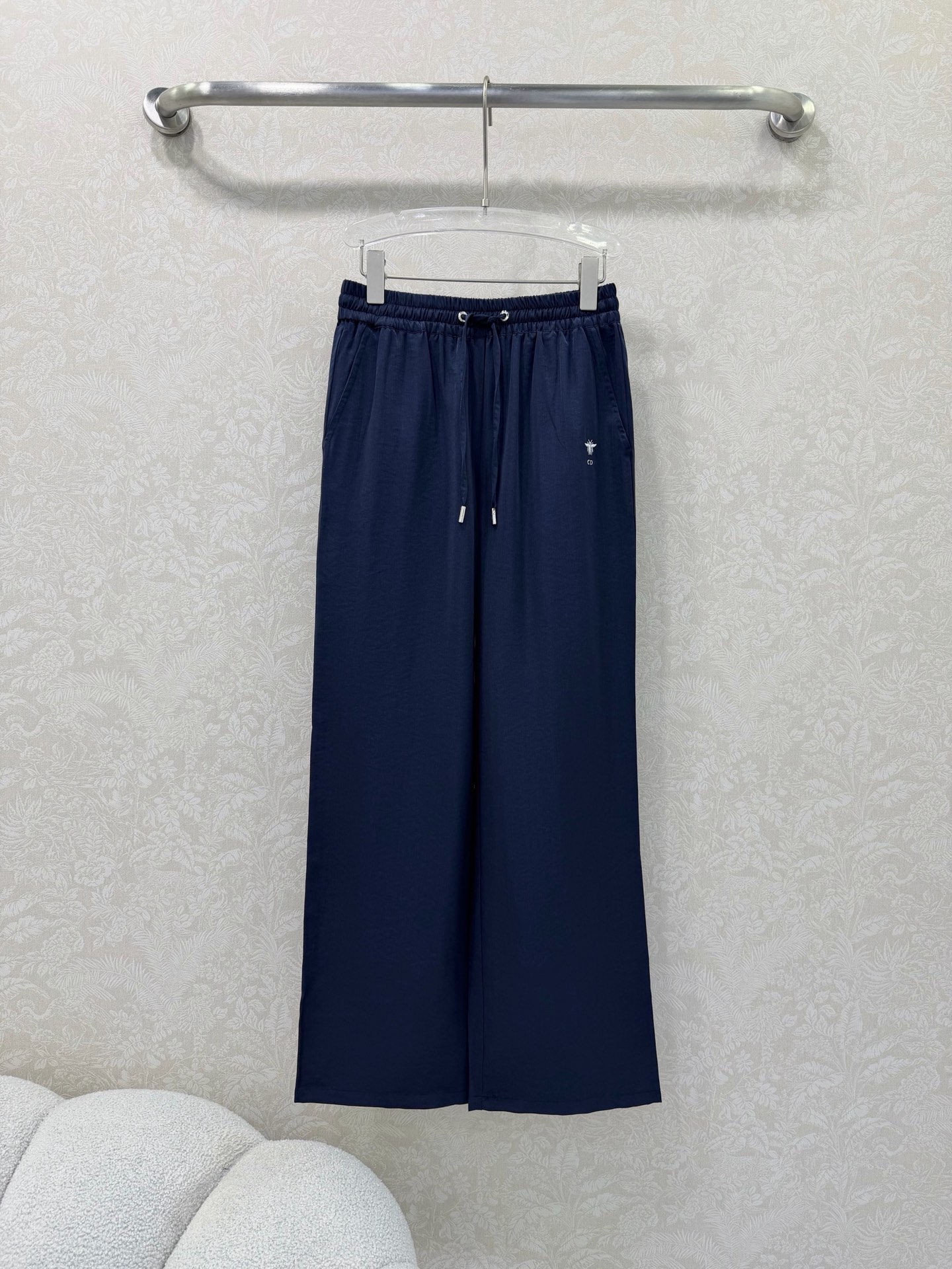 NO:722127,The highest version on the market, the girl inspects the goods, trims the three marks on the threads, and delivers the goods. You can post pictures and take videos. If you want quality and service, please add me on WeChat. We will not accept urgent orders. DIO*26 new cupro solid color wide-leg pants. Summer limited edition. Super high-end navy blue. Old money. The wide-leg version is super slim. The cupro fabric is high-end, cool and casual. The texture is amazing!  This season's most beautiful age-reduced girl is absolutely stunning!  Classic, versatile and easy to match. White, rich and beautiful must-have high-end, fashionable and versatile items!  Highly recommended for personal use, single color code 3 SML, Dior-clothing, dior, dior,19860909市面最高版本小妹验货、修剪线头上三标、发货可发图及拍视频,要品质要服务的加我微信,不接急单. DIO*26新款铜氨丝净色阔腿裤 夏日限定 超高档的藏蓝色 老钱既视感 阔腿版型超级显瘦 铜氨丝面料高端清凉休闲 质感超赞！本季最美减龄少女绝绝子！经典百搭不挑人.白富美必入高级时髦百搭单品！强烈推荐自留款 单色3码SML,迪奥-服装,dior,dior,,Women's clothing