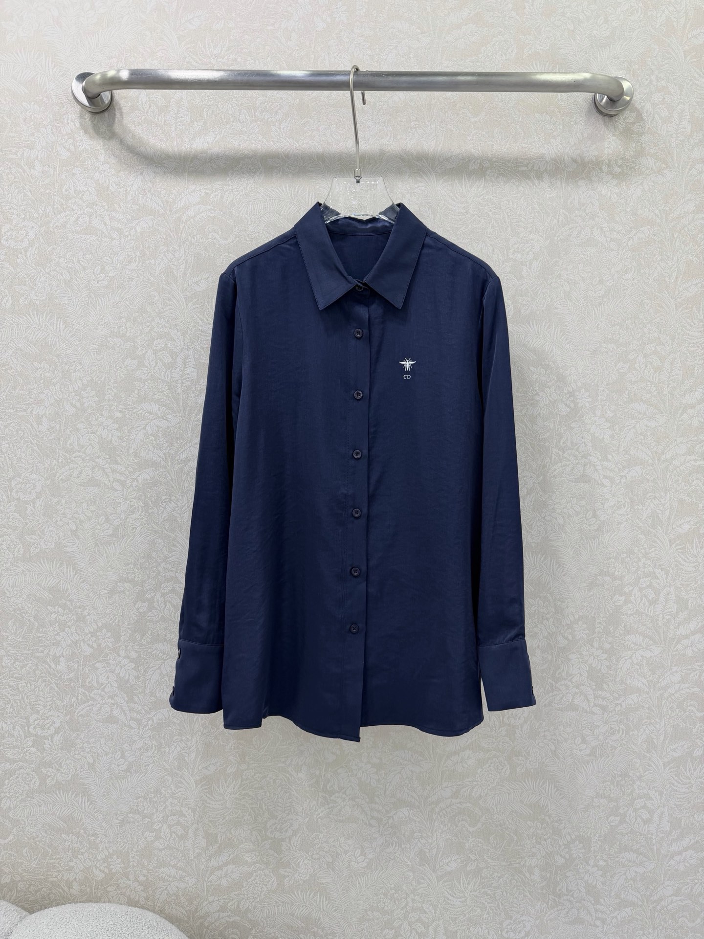 NO:722121,The highest version on the market, the girl inspects the goods, trims the three marks on the threads, and delivers the goods. You can send pictures and take videos. If you want quality and service, please add me on WeChat. We will not accept urgent orders. DIO*26 new cupro silk solid color shirt, summer limited edition, super high-end navy blue, old money feeling, can be used as sunscreen or outer tower. Multifunctional, high-end cupro silk fabric, cool and casual, great texture!  This season's most beautiful age-reduced girl is absolutely stunning!  Classic, versatile and easy to match. White, rich and beautiful must-have high-end, fashionable and versatile items!  Highly recommended for personal use, single color code 3 SML, Dior-clothing, dior, dior,19860909市面最高版本小妹验货、修剪线头上三标、发货可发图及拍视频,要品质要服务的加我微信,不接急单. DIO*26新款铜氨丝净色衬衣 夏日限定 超高档的藏蓝色 老钱既视感 可当防晒可当外塔 功能多元化 铜氨丝面料高端清凉休闲 质感超赞！本季最美减龄少女绝绝子！经典百搭不挑人.白富美必入高级时髦百搭单品！强烈推荐自留款 单色3码SML,迪奥-服装,dior,dior,,Women's clothing