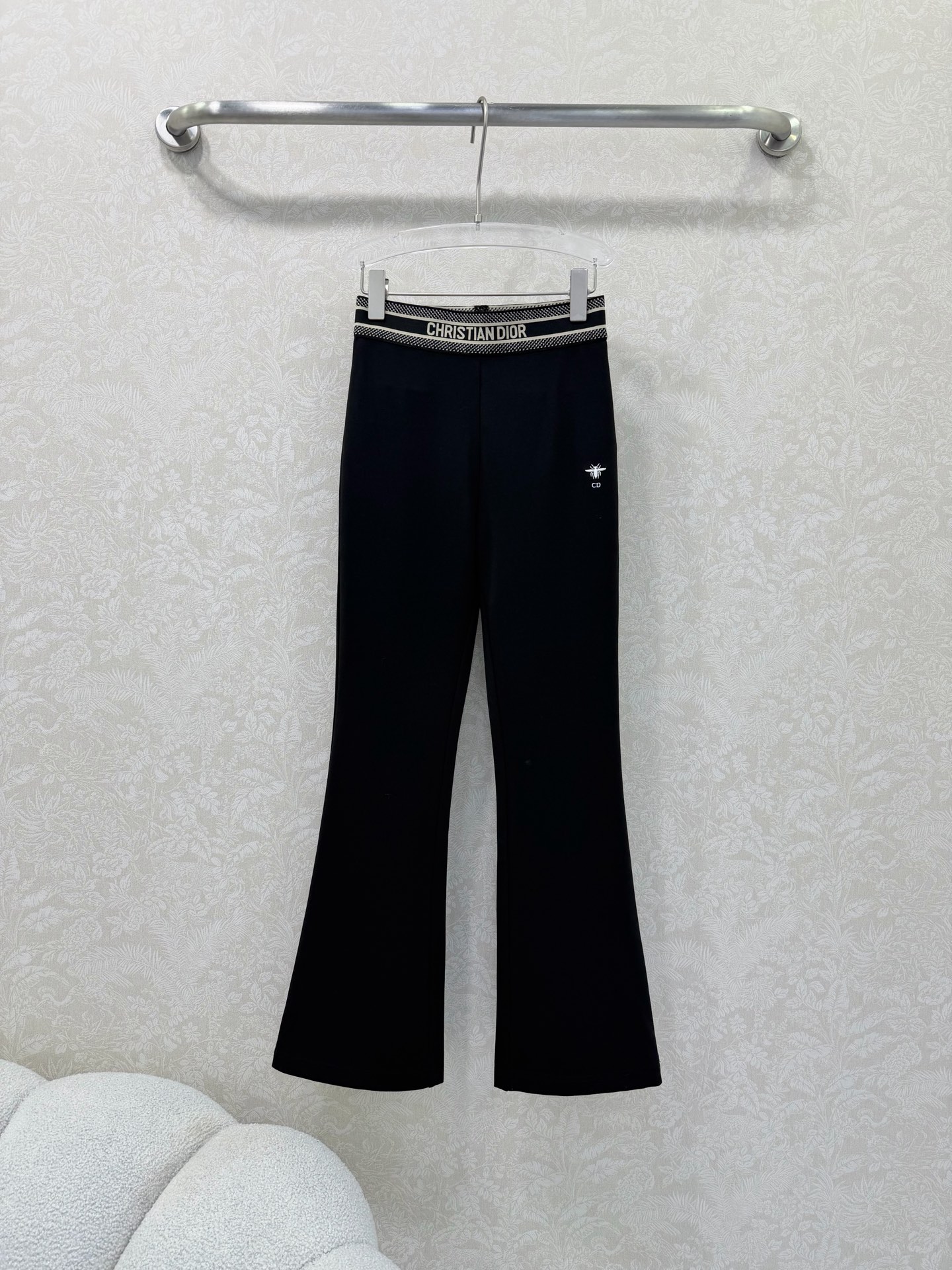 NO:722111,The highest version on the market, the girl inspects the goods, trims the three marks on the threads, and delivers the goods. You can send pictures and take videos. If you want quality and service, add me on WeChat. We will not accept urgent orders. DIO*26 new micro-flared trousers. Customized elastic cotton material. Waistband logo webbing. Little bee embroidery on the body. Full sense of detail. Micro-flared trousers modify the leg shape, making you appear slimmer and taller. The high-waist design elongates the proportion.  It looks great with short or long sleeves. The fabric has good drape and is comfortable to wear. It can be easily used for commuting, leisure, and dating. It is a versatile and practical wardrobe essential!  Single color code 3 SML, Dior-clothing, dior, dior,19860909市面最高版本小妹验货、修剪线头上三标、发货可发图及拍视频,要品质要服务的加我微信,不接急单. DIO*26新款微喇长裤 定制弹力棉材质 腰头logo织带 裤身小蜜蜂刺绣 细节感满满 微喇裤型修饰腿型 显瘦又显高 高腰设计拉长比例 搭配短或都超好看～面料垂感好,穿着舒适,通勤、休闲、约会都能轻松驾驭,是百搭实用的衣橱必备单品！单色3码SML,迪奥-服装,dior,dior,,Women's clothing