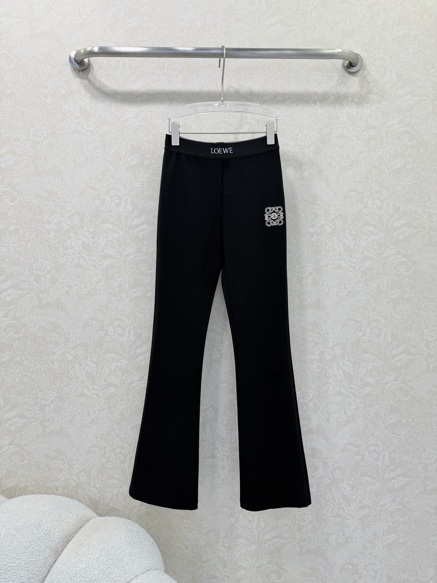 NO:722101,The highest version on the market, the girl inspects the goods, trims the three marks on the threads, and delivers the goods. You can post pictures and take videos. If you want quality and service, please add me on WeChat. We will not accept urgent orders. LOEW*26 new style of micro-flared trousers. Customized elastic cotton material. Waistband logo ribbon. Embroidered embroidery on the body. Full sense of detail. Mild-flared trousers modify the leg shape, making you look slimmer and taller. High-waist design elongates the proportion.  It looks great with short or long sleeves. The fabric has good drape and is comfortable to wear. It can be easily used for commuting, leisure, and dating. It is a versatile and practical wardrobe essential!  Single color code 3 SML, Loewe-clothing, loewe, loewe,19860909市面最高版本小妹验货、修剪线头上三标、发货可发图及拍视频,要品质要服务的加我微信,不接急单. LOEW*26新款微喇长裤 定制弹力棉材质 腰头logo织带 裤身刺绣刺绣 细节感满满 微喇裤型修饰腿型 显瘦又显高 高腰设计拉长比例 搭配短或都超好看～面料垂感好,穿着舒适,通勤、休闲、约会都能轻松驾驭,是百搭实用的衣橱必备单品！单色3码SML,罗意威-服装,loewe,loewe,,Women's clothing