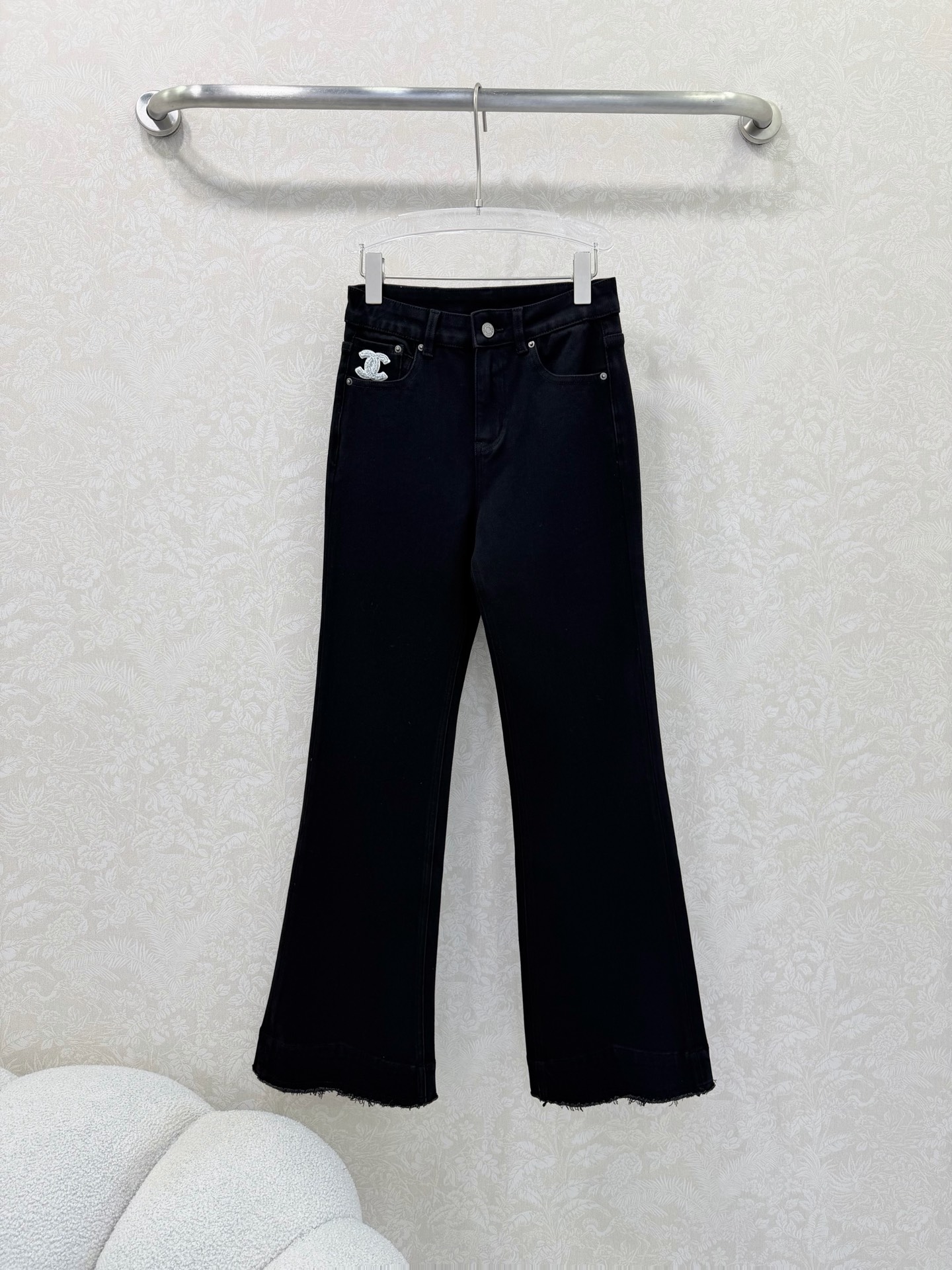 NO:722081,The highest version on the market, the girl inspects the goods, trims the three marks on the threads, and delivers the goods. You can send pictures and take videos. If you want quality and service, please add me on WeChat. We will not accept urgent orders. Chan*l 26 new black frayed straight jeans, long legs, mid-high waist, frayed hem design, Juejuezi, double C decorative design on the side, high-end!  A must-have leg slimming tool for those who are versatile, fashionable, white and rich!  The 3D cut pants shape makes the upper body look like a paper figure. The texture of the imported fabric is amazing!  Perfect workmanship quality depends on the details. Single color size 3 SML, Chanel-clothing, chanel, chanel, jeans,19860909市面最高版本小妹验货、修剪线头上三标、发货可发图及拍视频,要品质要服务的加我微信,不接急单. Chan*l 26新款黑色磨边直筒牛仔裤 大长腿中高腰 裤脚磨边设计 绝绝子 侧边双c装饰设计高级感！百搭时髦白富美必入瘦腿神器！3D立体剪裁裤型上身瘦成纸片人.进口面料质感起赞！完美做工品质看细节 单色3码SML,香奈儿-服装,chanel,chanel,jeans,,Women's clothing