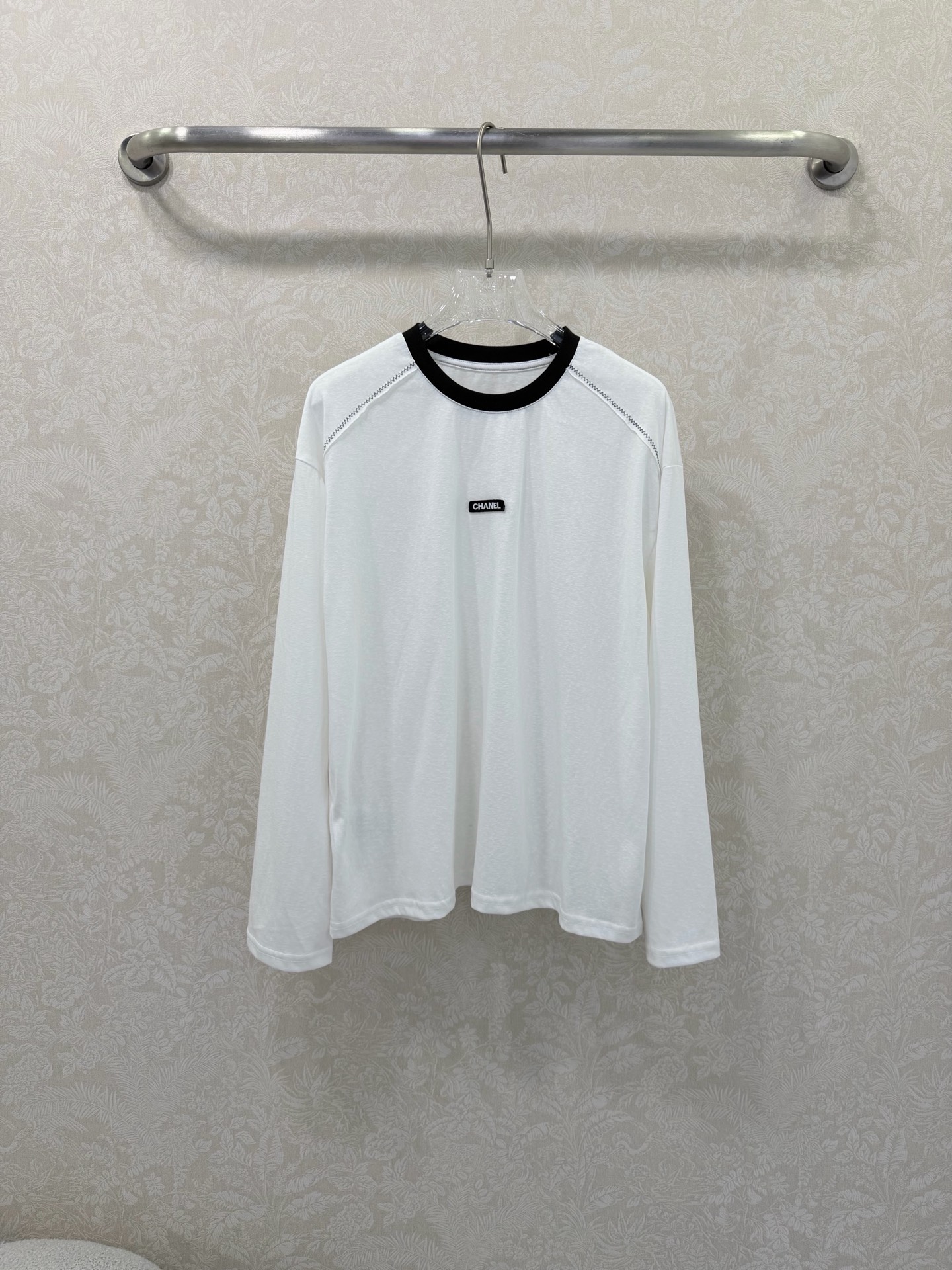 NO:722091,The highest version on the market. The girl inspects the goods, trims the three marks on the threads, and delivers the goods. You can post pictures and take videos. If you want quality or service, please add me on WeChat. We will not accept urgent orders. chan*l 26 new round neck pure cotton long-sleeved T-shirt, round neck embroidery decoration on the chest  The casual and fashionable basic model can also create a sense of high-end. It is a must-have item in the wardrobe whether worn alone or as an inner layer. The upper body is cool with capital letters. It is versatile and easy to pick. Available in stock in single color 3 sizes SML, Chanel-clothing, chanel, chanel, tees, t-shirt,19860909市面最高版本小妹验货、修剪线头上三标、发货可发图及拍视频,要品质要服务的加我微信,不接急单. chan*l 26新款圆领纯棉长袖T恤 圆领胸前刺绣装饰 随性又时髦基础款也能搭出N种高级感,无论单穿还是内搭都是衣柜中的必备单品,上身就是大写的酷飒.百搭不挑人现货发售单色3码SML,香奈儿-服装,chanel,chanel,tees，t-shirt,,Women's clothing