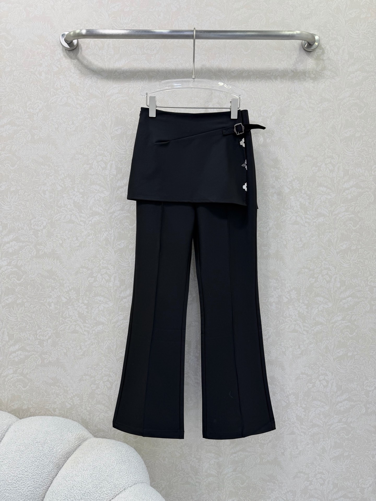 NO:722073,The highest version on the market, the girl will inspect the goods, trim the three marks on the threads, and deliver the goods. You can post pictures and take videos. If you want quality or service, please add me on WeChat. We will not accept urgent orders. louis vuittin*26 new culottes with bootcut trousers are a super hot trend this year!  The hakama design is decorated with four-leaf clover hardware on the side and is full of details. The slightly flared trousers shape the legs to make the legs appear slimmer and taller. The high-waisted design elongates the proportion. It looks great with short or long skirts. The fabric has good drape and is comfortable to wear. It can be easily used for commuting, leisure and dating. It is a versatile and practical wardrobe essential!  Solid color size 3 SML,Louis Vuitton-clothing,louis vuitton,louis vuitton,skirts,19860909市面最高版本小妹验货、修剪线头上三标、发货可发图及拍视频,要品质要服务的加我微信,不接急单. louis vuittin*26新款裤裙微喇长裤 今年超火爆的潮流趋势！裤裙设计 侧边四叶草五金装饰 细节感满满 微喇裤型修饰腿型 显瘦又显高 高腰设计拉长比例 搭配短或都超好看～面料垂感好,穿着舒适,通勤、休闲、约会都能轻松驾驭,是百搭实用的衣橱必备单品！单色3码SML,路易威登-服装,louis vuitton,louis vuitton,skirts,,Women's clothing