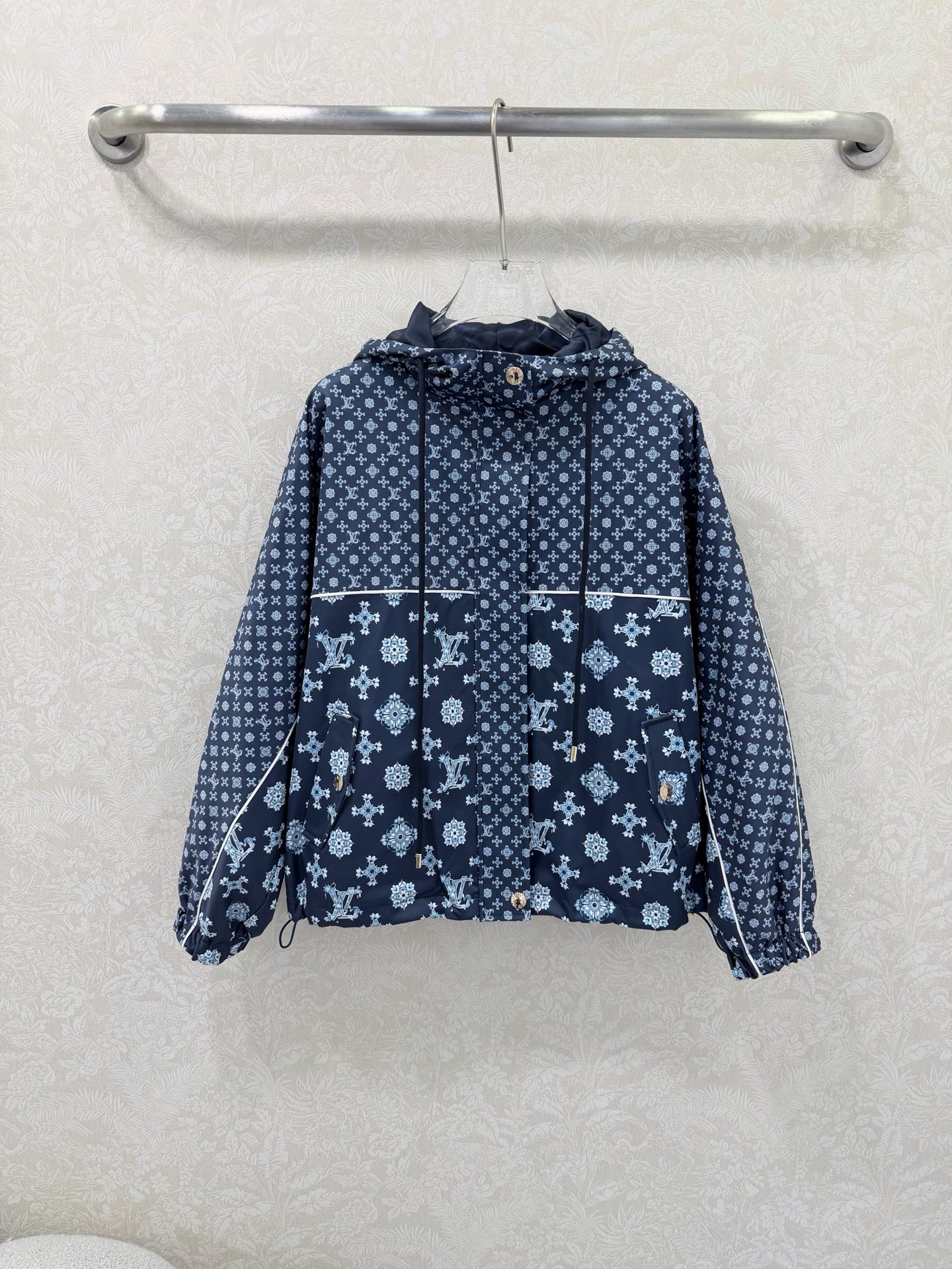 NO:722100,The highest version on the market, the girl inspects the goods, trims the three marks on the threads, and delivers the goods. You can send pictures and videos. If you want quality and service, please add me on WeChat. We will not accept urgent orders. louis vuittin*26 new hooded zipper presbyopic windbreaker jacket. Customized YB imported environmentally friendly recycled materials. Craftsmanship. Three-dimensional and stylish. Hooded drawstring zipper jacket. Classic colors light up the fashionable style. Ready-made clothes are crisp and stylish. Simple yet stylish. Elastic cuffs. Whether it is outdoor adventure or daily travel.  You can easily control the fashion style. Customized surface accessories. Look for the correct version ~2 colors and 3 codes SML, Louis Vuitton-clothing, louis vuitton, louis vuitton, jackets & coats, hats,19860909市面最高版本小妹验货、修剪线头上三标、发货可发图及拍视频,要品质要服务的加我微信,不接急单. louis vuittin*26新款连帽拉链老花风衣外套 定制YB进口环保再生材质 工艺处理 立体有型 连帽抽绳拉链外套 经典花色点亮时尚造型 成衣挺括有型 简约不失时尚感 袖口松紧 无论是户外探险还是日常出行 都能轻松驾驭时尚造型 定制面辅料 认准版本 ~2色3码SML,路易威登-服装,louis vuitton,louis vuitton,jackets & coats,hats,,Women's clothing
