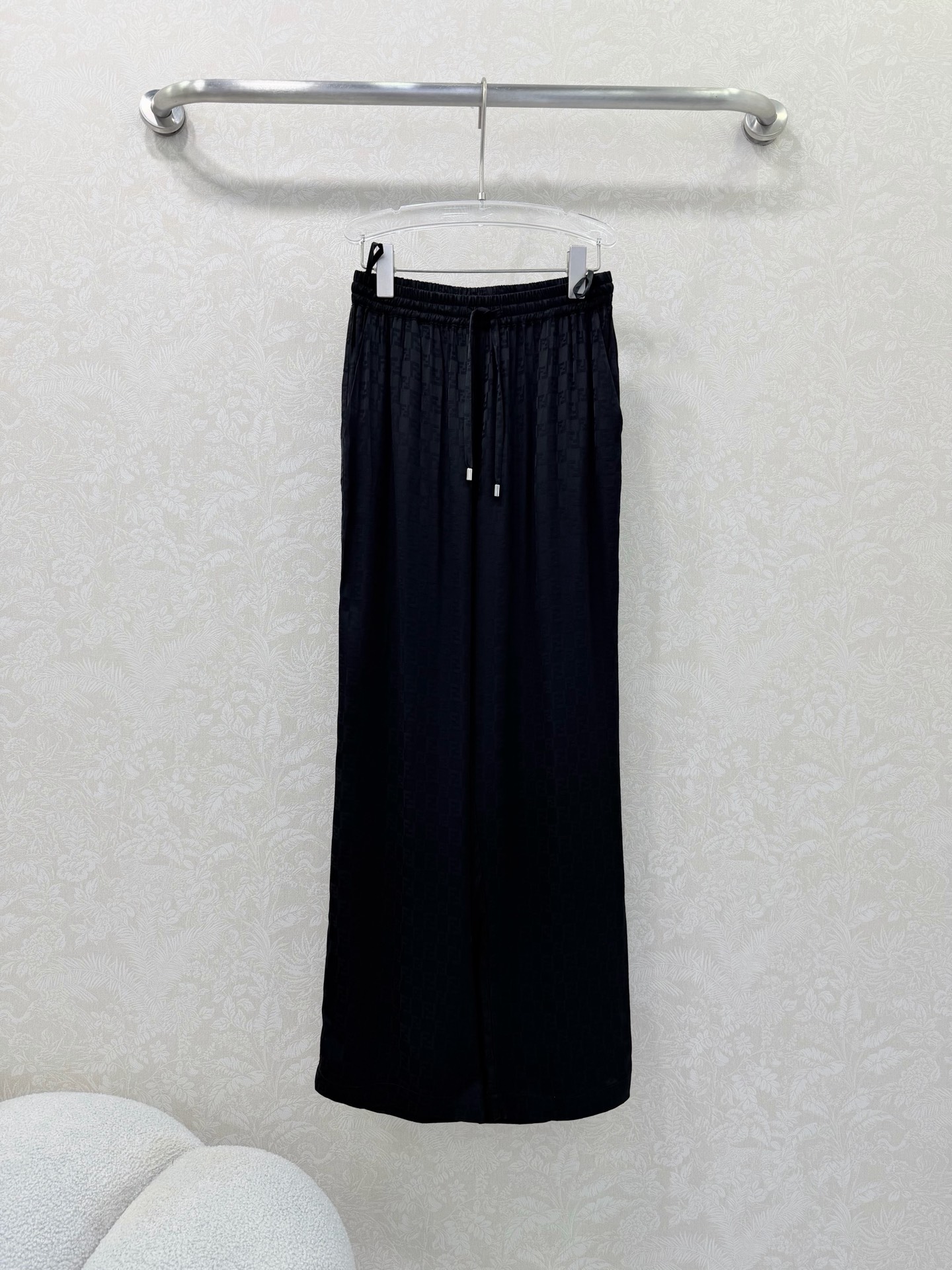 NO:722085,The highest version on the market, the girl inspects the goods, trims the three marks on the threads, and delivers the goods. You can send pictures and videos. If you want quality and service, add me on WeChat. We will not accept urgent orders. Fend *26 new jacquard dark pattern wide-leg trousers. Customized YB imported jacquard material. The texture is smooth and comfortable. The double F jacquard letter pattern is printed all over the body. It has a full sense of old money and relaxation. It modifies the figure and elegant temperament. It enhances the classic texture. The neat tailoring details highlight the texture of big brands. Pair with the tops of the same series.  The layering process highlights the style. The outfit is fashionable and western-style. It is also great to match separately. Customized fabrics and accessories. Look for the correct version. High version. 3 colors and 3 codes SML, Fendi-clothing, fendi, fendi,19860909市面最高版本小妹验货、修剪线头上三标、发货可发图及拍视频,要品质要服务的加我微信,不接急单. Fend *26新款提花暗纹阔腿长裤 定制YB进口提花材质 质感垂顺舒适 通体满印双F提花字母图案 老钱松弛感满满 修饰身材气质优雅 提升古典质感 利落剪裁细节彰显大牌质感 搭配同系列上衣 层叠处理彰显格调 一套穿搭时髦洋气 分开搭配也很赞 定制面辅料 认准版本 高版本 3色3码SML,芬迪-服装,fendi,fendi,,Women's clothing