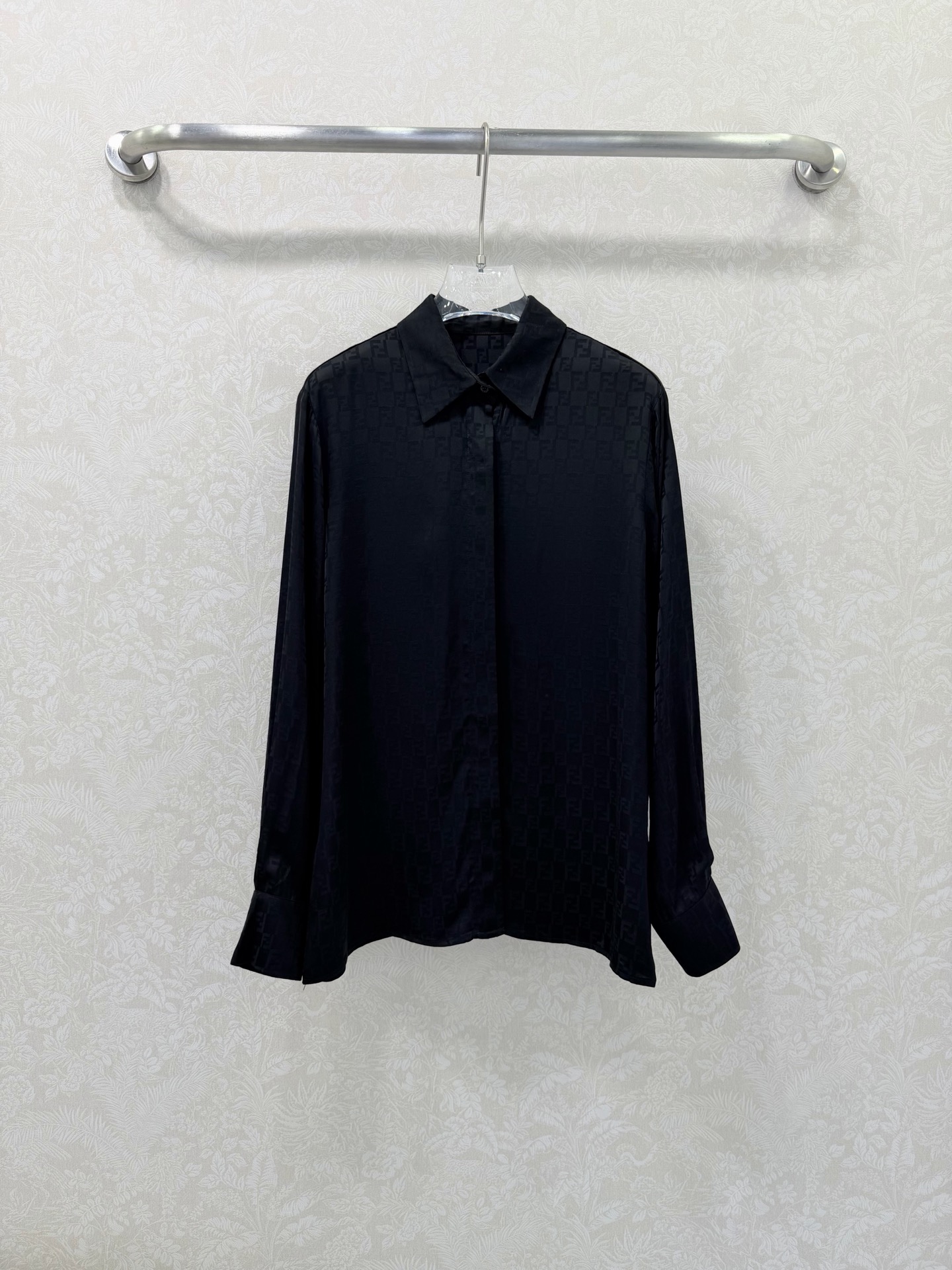 NO:722090,The highest version on the market, the girl inspects the goods, trims the three marks on the threads, and delivers the goods. You can send pictures and videos. If you want quality and service, please add me on WeChat. We will not accept urgent orders. FEND*26 new retro lapel jacquard dark pattern shirt. Customized YB imported double F jacquard fabric. The overall solid color is super high-end. Comfortable and stylish. Use tailoring and details to enhance sophistication. Low-key to highlight luxury tonality. Development of surface accessories. Customized hardware. Can be worn with the same series of complete sets to enhance charm. The upper body is simple and advanced.  Shirt 3 colors 3 codes SML, Fendi-clothing, fendi, fendi,19860909市面最高版本小妹验货、修剪线头上三标、发货可发图及拍视频,要品质要服务的加我微信,不接急单. FEND*26新款复古翻领提花暗纹衬衣 定制YB进口双F提花面料 整体净色超级高档 舒适垂感有型 利用剪裁和细节提升精致度 低调彰显奢华调性 面辅料开发 定制五金 可搭配同系列成套穿搭柔美气息提升魅力 上身简约高级 衬衣 3色3码SML,芬迪-服装,fendi,fendi,,Women's clothing