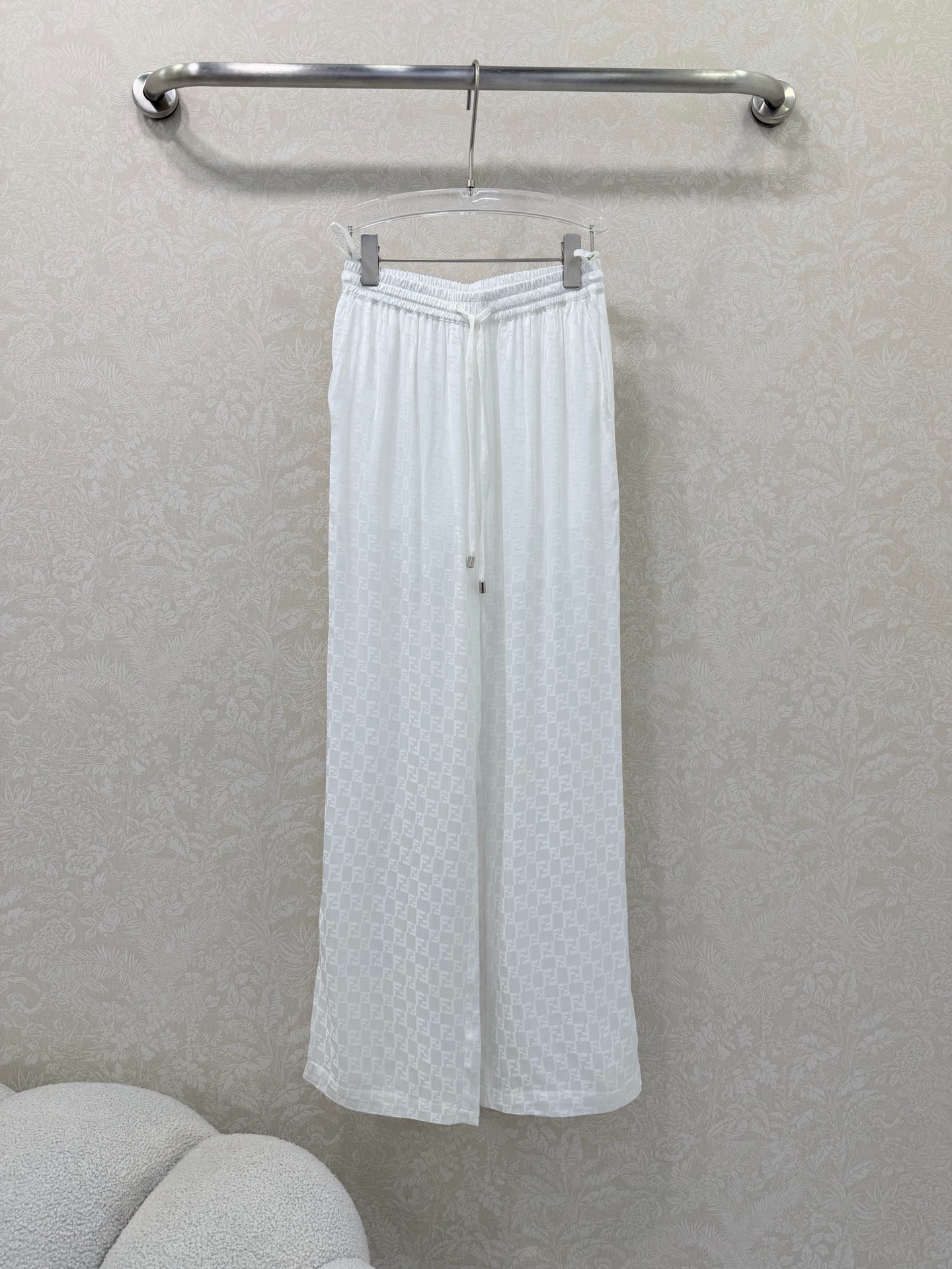 NO:722072,The highest version on the market, the girl inspects the goods, trims the three marks on the threads, and delivers the goods. You can send pictures and videos. If you want quality and service, add me on WeChat. We will not accept urgent orders. Fend *26 new jacquard dark pattern wide-leg trousers. Customized YB imported jacquard material. The texture is smooth and comfortable. The double F jacquard letter pattern is printed all over the body. It has a full sense of old money and relaxation. It modifies the figure and elegant temperament. It enhances the classic texture. The neat tailoring details highlight the texture of big brands. Pair with the tops of the same series.  The layering process highlights the style. The outfit is fashionable and western-style. It is also great to match separately. Customized fabrics and accessories. Look for the correct version. High version. 3 colors and 3 codes SML, Fendi-clothing, fendi, fendi,19860909市面最高版本小妹验货、修剪线头上三标、发货可发图及拍视频,要品质要服务的加我微信,不接急单. Fend *26新款提花暗纹阔腿长裤 定制YB进口提花材质 质感垂顺舒适 通体满印双F提花字母图案 老钱松弛感满满 修饰身材气质优雅 提升古典质感 利落剪裁细节彰显大牌质感 搭配同系列上衣 层叠处理彰显格调 一套穿搭时髦洋气 分开搭配也很赞 定制面辅料 认准版本 高版本 3色3码SML,芬迪-服装,fendi,fendi,,Women's clothing