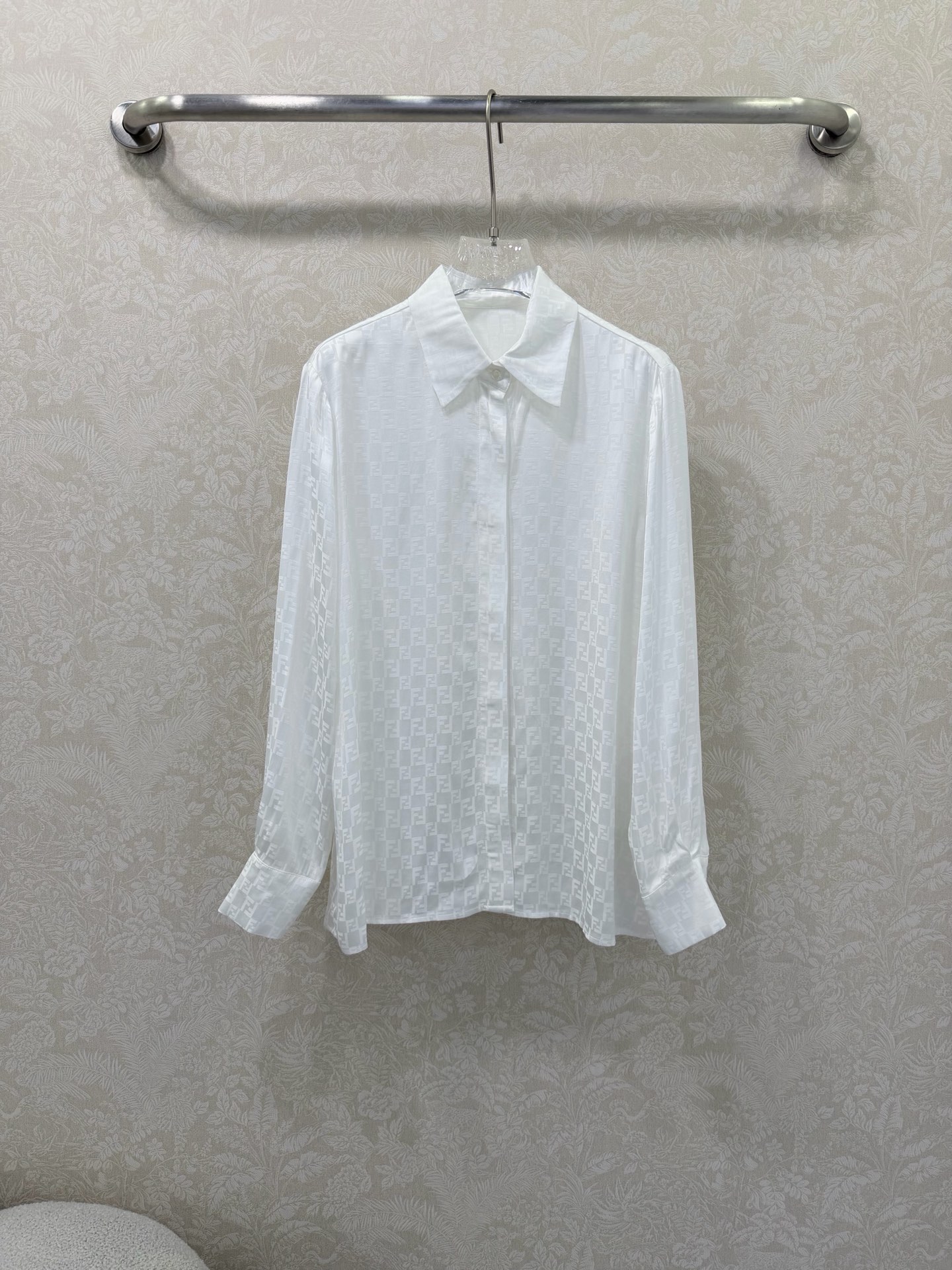 NO:722076,The highest version on the market, the girl inspects the goods, trims the three marks on the threads, and delivers the goods. You can send pictures and videos. If you want quality and service, please add me on WeChat. We will not accept urgent orders. FEND*26 new retro lapel jacquard dark pattern shirt. Customized YB imported double F jacquard fabric. The overall solid color is super high-end. Comfortable and stylish. Use tailoring and details to enhance sophistication. Low-key to highlight luxury tonality. Development of surface accessories. Customized hardware. Can be worn with the same series of complete sets to enhance charm. The upper body is simple and advanced.  Shirt 3 colors 3 codes SML, Fendi-clothing, fendi, fendi,19860909市面最高版本小妹验货、修剪线头上三标、发货可发图及拍视频,要品质要服务的加我微信,不接急单. FEND*26新款复古翻领提花暗纹衬衣 定制YB进口双F提花面料 整体净色超级高档 舒适垂感有型 利用剪裁和细节提升精致度 低调彰显奢华调性 面辅料开发 定制五金 可搭配同系列成套穿搭柔美气息提升魅力 上身简约高级 衬衣 3色3码SML,芬迪-服装,fendi,fendi,,Women's clothing