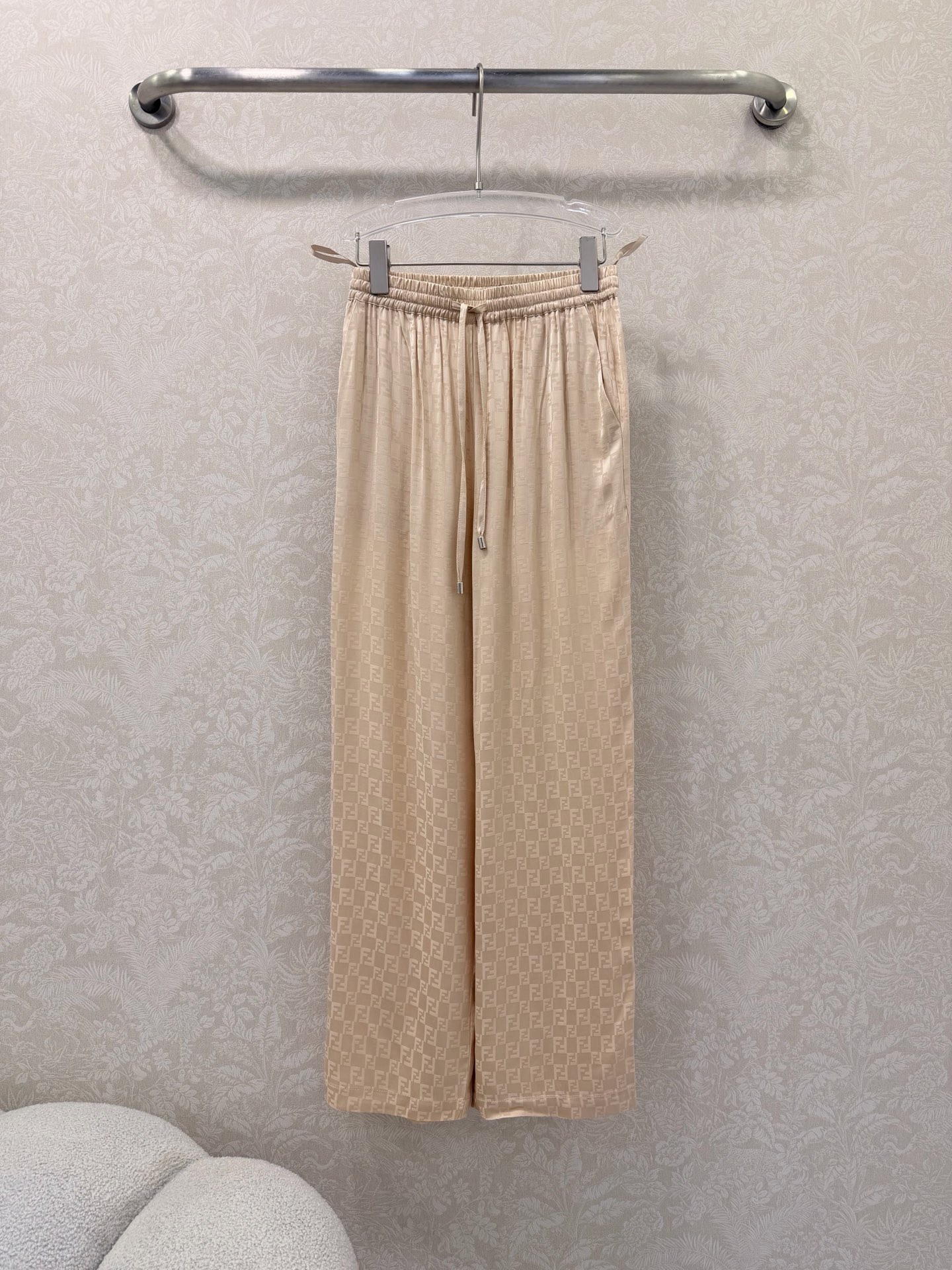 NO:722059,The highest version on the market, the girl inspects the goods, trims the three marks on the threads, and delivers the goods. You can send pictures and videos. If you want quality and service, add me on WeChat. We will not accept urgent orders. Fend *26 new jacquard dark pattern wide-leg trousers. Customized YB imported jacquard material. The texture is smooth and comfortable. The double F jacquard letter pattern is printed all over the body. It has a full sense of old money and relaxation. It modifies the figure and elegant temperament. It enhances the classic texture. The neat tailoring details highlight the texture of big brands. Pair with the tops of the same series.  The layering process highlights the style. The outfit is fashionable and western-style. It is also great to match separately. Customized fabrics and accessories. Look for the correct version. High version. 3 colors and 3 codes SML, Fendi-clothing, fendi, fendi,19860909市面最高版本小妹验货、修剪线头上三标、发货可发图及拍视频,要品质要服务的加我微信,不接急单. Fend *26新款提花暗纹阔腿长裤 定制YB进口提花材质 质感垂顺舒适 通体满印双F提花字母图案 老钱松弛感满满 修饰身材气质优雅 提升古典质感 利落剪裁细节彰显大牌质感 搭配同系列上衣 层叠处理彰显格调 一套穿搭时髦洋气 分开搭配也很赞 定制面辅料 认准版本 高版本 3色3码SML,芬迪-服装,fendi,fendi,,Women's clothing