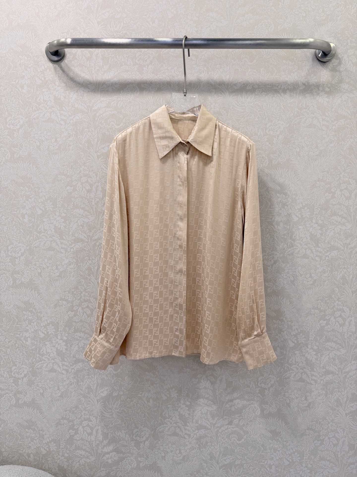 NO:722065,The highest version on the market, the girl inspects the goods, trims the three marks on the threads, and delivers the goods. You can send pictures and videos. If you want quality and service, please add me on WeChat. We will not accept urgent orders. FEND*26 new retro lapel jacquard dark pattern shirt. Customized YB imported double F jacquard fabric. The overall solid color is super high-end. Comfortable and stylish. Use tailoring and details to enhance sophistication. Low-key to highlight luxury tonality. Development of surface accessories. Customized hardware. Can be worn with the same series of complete sets to enhance charm. The upper body is simple and advanced.  Shirt 3 colors 3 codes SML, Fendi-clothing, fendi, fendi,19860909市面最高版本小妹验货、修剪线头上三标、发货可发图及拍视频,要品质要服务的加我微信,不接急单. FEND*26新款复古翻领提花暗纹衬衣 定制YB进口双F提花面料 整体净色超级高档 舒适垂感有型 利用剪裁和细节提升精致度 低调彰显奢华调性 面辅料开发 定制五金 可搭配同系列成套穿搭柔美气息提升魅力 上身简约高级 衬衣 3色3码SML,芬迪-服装,fendi,fendi,,Women's clothing