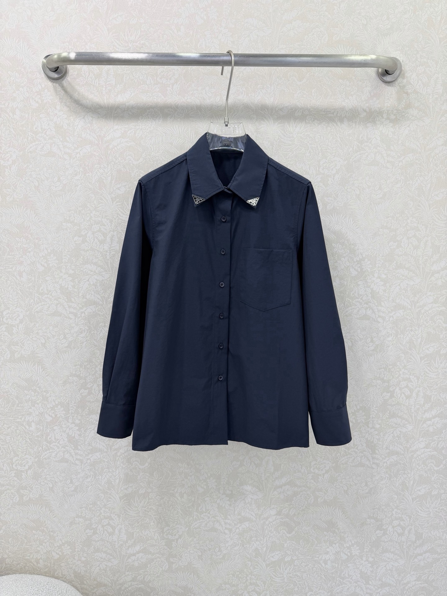 NO:722040,The highest version on the market, the girl inspects the goods, trims the three marks on the threads, and delivers the goods. You can send pictures and videos. If you want quality and service, please add me on WeChat. We will not accept urgent orders. prad*26 New solid color lapel shirt Classic triangle mark decoration on the neck Customized YB imported twill cotton material Breathable, comfortable and stylish Solid color simple and atmospheric old money style adds layering to the look Highlights the brand tone Loose silhouette shows a sense of relaxation Surface accessories development Lapel long-sleeved shirt tailoring  Casually match and dress stylishly, 2 colors and 3 sizes SML, Prada-clothing, prada, prada, shirts,19860909市面最高版本小妹验货、修剪线头上三标、发货可发图及拍视频,要品质要服务的加我微信,不接急单. prad*26新款净色翻领衬衣 领口经典三角标装饰 定制YB进口斜纹全棉材质 透气舒适有型 纯色简单大气老钱风增添造型层次感 彰显品牌调性 宽松廓形尽显松弛感 面辅料开发 翻领长袖衬衫剪裁 随意搭配穿搭时髦洋气 2色3码SML,普拉达-服装,prada,prada,shirts,,Women's clothing