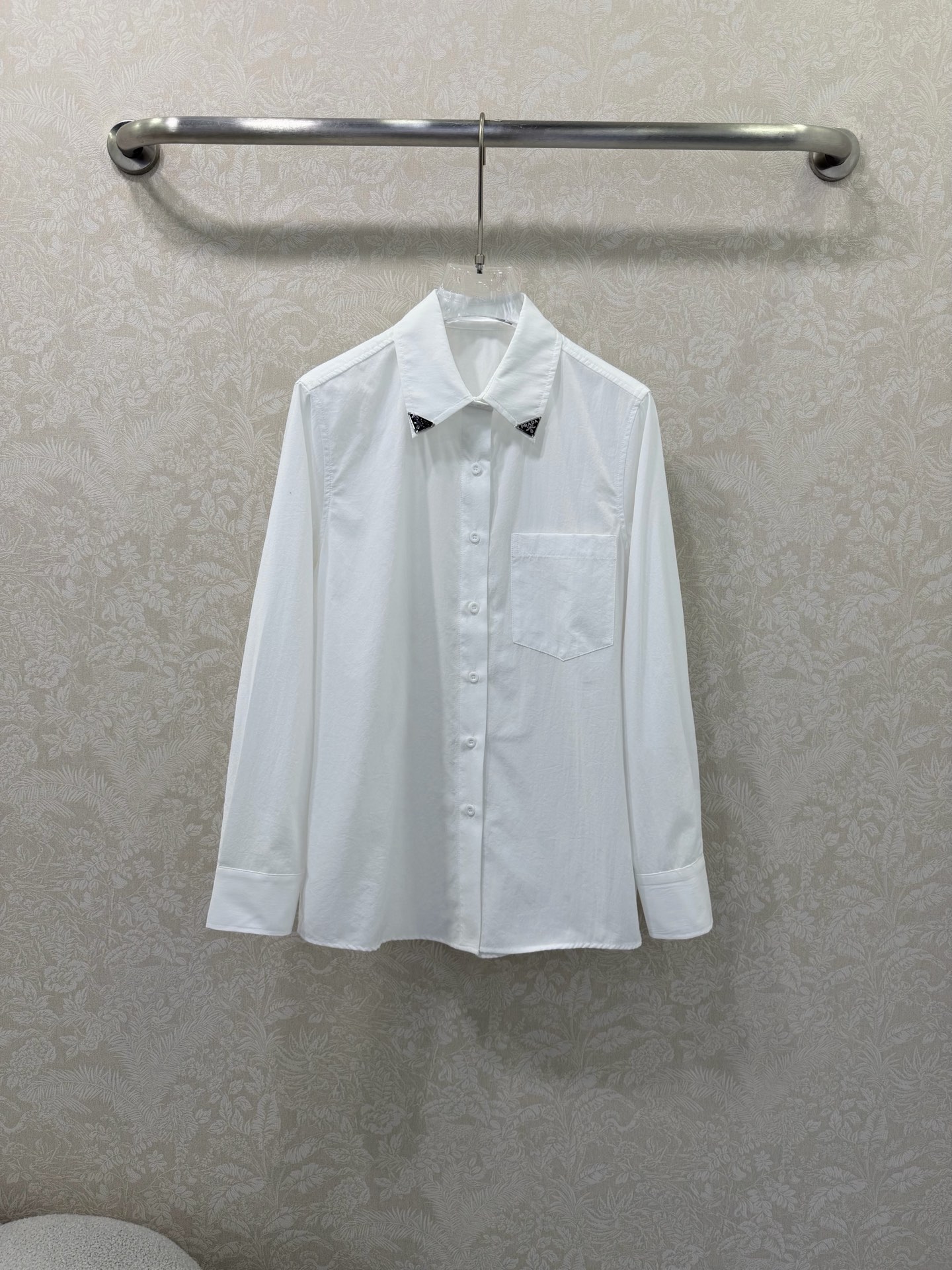 NO:722050,The highest version on the market, the girl inspects the goods, trims the three marks on the threads, and delivers the goods. You can send pictures and videos. If you want quality and service, please add me on WeChat. We will not accept urgent orders. prad*26 New solid color lapel shirt Classic triangle mark decoration on the neck Customized YB imported twill cotton material Breathable, comfortable and stylish Solid color simple and atmospheric old money style adds layering to the look Highlights the brand tone Loose silhouette shows a sense of relaxation Surface accessories development Lapel long-sleeved shirt tailoring  Casually match and dress stylishly, 2 colors and 3 sizes SML, Prada-clothing, prada, prada, shirts,19860909市面最高版本小妹验货、修剪线头上三标、发货可发图及拍视频,要品质要服务的加我微信,不接急单. prad*26新款净色翻领衬衣 领口经典三角标装饰 定制YB进口斜纹全棉材质 透气舒适有型 纯色简单大气老钱风增添造型层次感 彰显品牌调性 宽松廓形尽显松弛感 面辅料开发 翻领长袖衬衫剪裁 随意搭配穿搭时髦洋气 2色3码SML,普拉达-服装,prada,prada,shirts,,Women's clothing