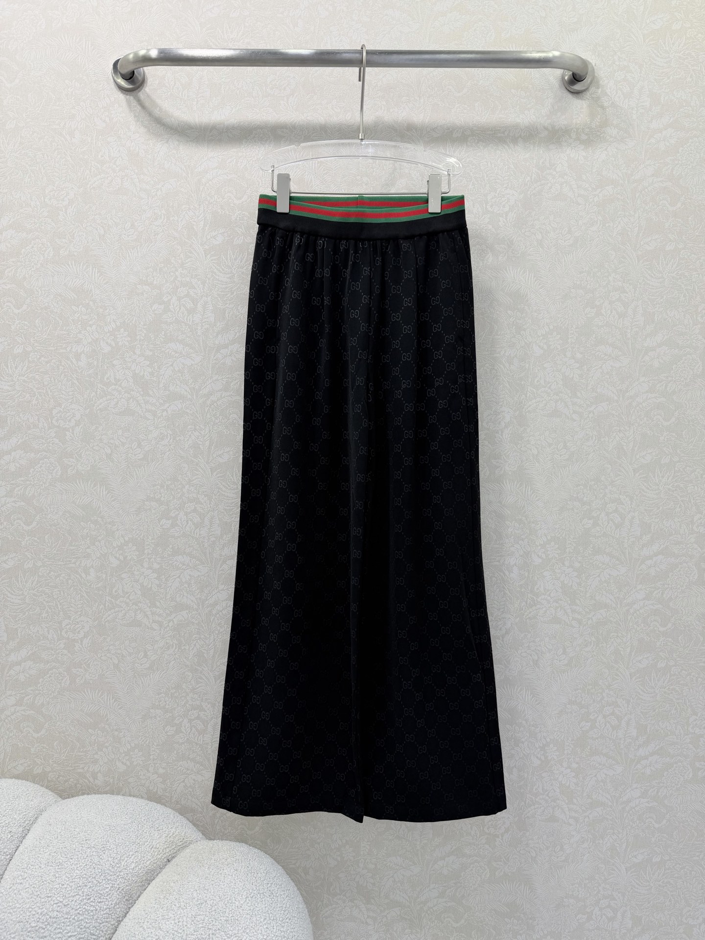 NO:722017,The highest version on the market, the girl inspects the goods, trims the three marks on the threads, and delivers the goods. You can post pictures and take videos. If you want quality and service, please add me on WeChat. We will not accept urgent orders. Gucc* 26 new full-frame presbyopic double G letter dark pattern printed wide-leg trousers. The waistband is designed with red and green webbing. The overall body lengthening body proportions. Casual straight pants, silky and comfortable, versatile item!  The high-waisted wide-leg pants have a perfect slim fit, fashionable and high-end!  Elegant and elegant upper body, super slim, 2 colors and 3 sizes SML, Gucci-clothing, gucci, gucci,19860909市面最高版本小妹验货、修剪线头上三标、发货可发图及拍视频,要品质要服务的加我微信,不接急单. Gucc* 26新款满幅老花双G字母暗纹印花阔腿长裤 腰头红绿织带设计 整体计拉长人体比例 休闲直筒裤 丝滑舒适 百搭单品 ！高腰阔腿裤型完美纤瘦版型时髦又高级！优雅大气上身超显瘦 2色3码SML,古驰-服装,gucci,gucci,,Women's clothing