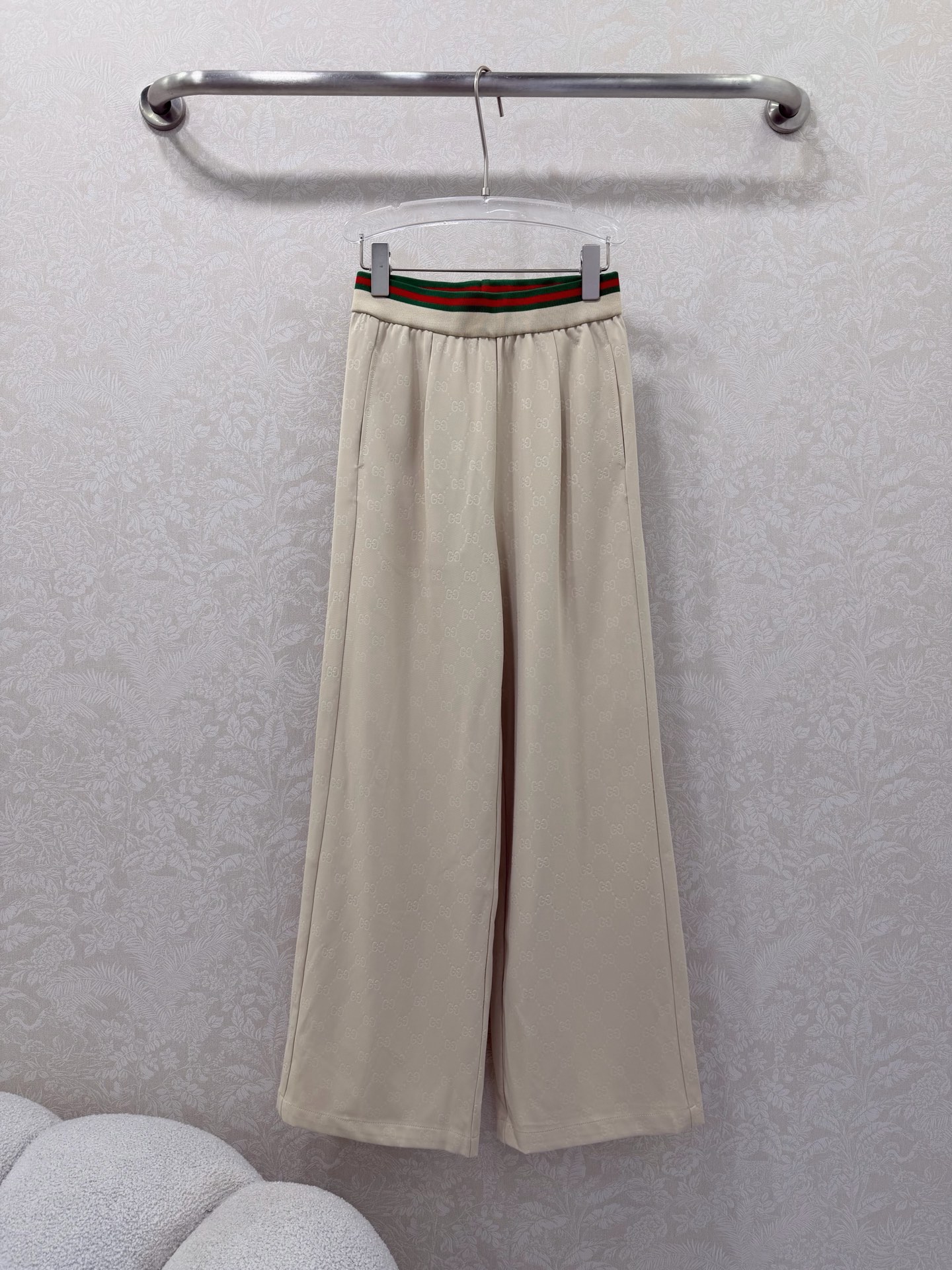 NO:722029,The highest version on the market, the girl inspects the goods, trims the three marks on the threads, and delivers the goods. You can post pictures and take videos. If you want quality and service, please add me on WeChat. We will not accept urgent orders. Gucc* 26 new full-frame presbyopic double G letter dark pattern printed wide-leg trousers. The waistband is designed with red and green webbing. The overall body lengthening body proportions. Casual straight pants, silky and comfortable, versatile item!  The high-waisted wide-leg pants have a perfect slim fit, fashionable and high-end!  Elegant and elegant upper body, super slim, 2 colors and 3 sizes SML, Gucci-clothing, gucci, gucci,19860909市面最高版本小妹验货、修剪线头上三标、发货可发图及拍视频,要品质要服务的加我微信,不接急单. Gucc* 26新款满幅老花双G字母暗纹印花阔腿长裤 腰头红绿织带设计 整体计拉长人体比例 休闲直筒裤 丝滑舒适 百搭单品 ！高腰阔腿裤型完美纤瘦版型时髦又高级！优雅大气上身超显瘦 2色3码SML,古驰-服装,gucci,gucci,,Women's clothing