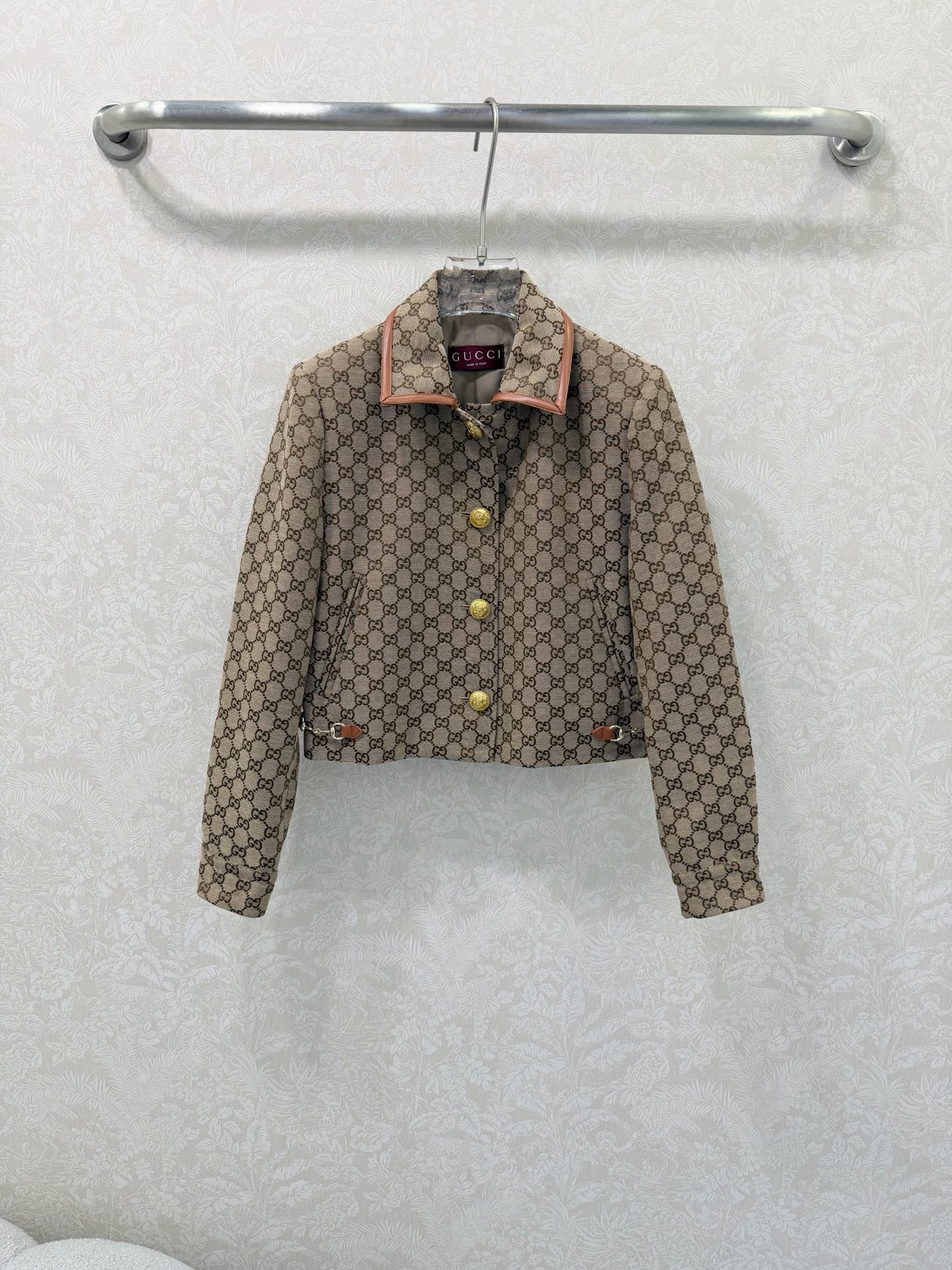 NO:722049,The highest version on the market, the girl inspects the goods, trims the three marks on the threads, and delivers the goods. You can send pictures and take videos. If you want quality or service, please add me on WeChat. We will not accept urgent orders. Gucc* 26 new retro jacquard jacket, overall double G presbyopic design, horsebit leather edge decoration on the hem, classic lapel H version, fashionable and advanced!  The fabric is soft, comfortable to wear without any sense of restraint, and full of lazy style. Original open-film custom metal hardware. The three-dimensional tailoring is versatile and slimming!  The texture of imported fabrics is great!  Versatile and perfect, perfect workmanship depends on the details. Single color size 3 SML, Gucci-clothing, gucci, gucci, jackets & coats,19860909市面最高版本小妹验货、修剪线头上三标、发货可发图及拍视频,要品质要服务的加我微信,不接急单. Gucc* 26新款复古提花外套 整体双g老花设计 下摆马衔扣皮边装饰 经典翻领H版型时髦又高级！面料柔软,穿着舒适无束缚感,满满的慵懒风 原版开膜定制金属五金 立体剪裁版型百搭又显瘦！进口面料质感超赞！百搭绝绝子,完美做工品质看细节.单色3码SML,古驰-服装,gucci,gucci,jackets & coats,,Women's clothing