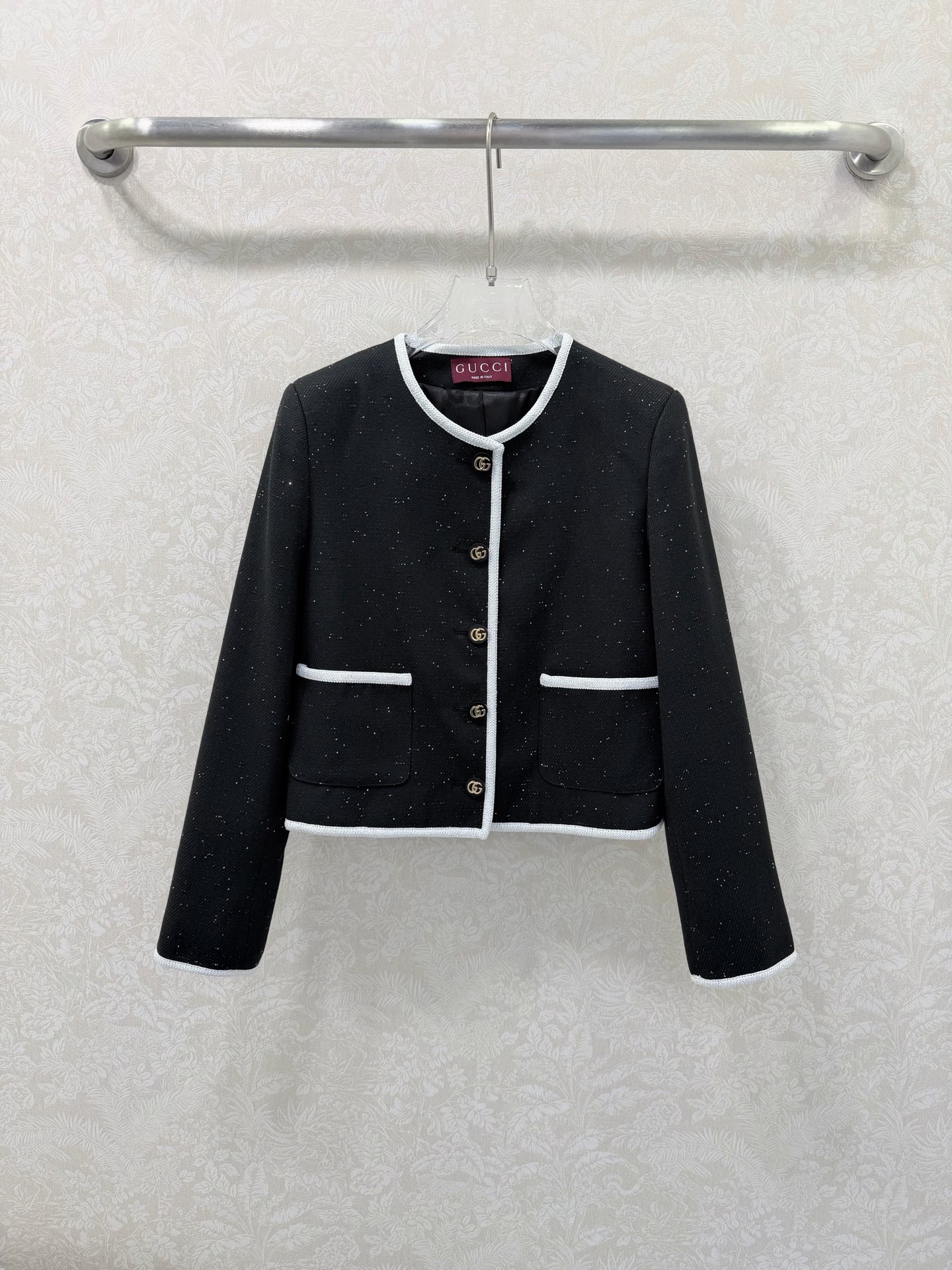 NO:722060,The highest version on the market, the girl inspects the goods, trims the three marks on the threads, and delivers the goods. You can post pictures and take videos. If you want quality or service, please add me on WeChat. We will not accept urgent orders. GUCC*26 new round neck contrasting slub jacket. Black and white color block fabric with sequin embellishment. Customized double G hardware. Lined with monogram jacquard fabric.  The texture is high-end and the appearance is perfect. The round-neck dress version and shoulder pad design fit the human body, making the figure more slender and straight. The classic tweed creates a strong little fragrance atmosphere, and the contrasting raw edge trim outlines the exquisite outline, perfectly integrating elegance and retro. The simple round-neck version does not restrict the body shape. Whether it is matched to create a ladylike temperament or to create a casual and refined sense, it is a classic item that can be worn in the wardrobe for many years. Single color size 3  SML,Gucci-clothing,gucci,gucci,jackets & coats,19860909市面最高版本小妹验货、修剪线头上三标、发货可发图及拍视频,要品质要服务的加我微信,不接急单. GUCC*26新款圆领撞色粗纺外套 黑白拼色面料自带珠片点缀 定制双g五金 内衬字母提花面料 质感高级,品相十足,圆领洋装版型,垫肩设计贴合人体,更显身姿纤细挺拔,经典粗花呢打造出浓郁的小香风氛围,撞色的毛边镶边勾勒出精致轮廓,将优雅与复古完美融合.简约的圆领版型不挑身形,不管是搭配营造名媛气质,还是配打造休闲精致感,都是衣橱里能穿多年的经典单品.单色3码 SML,古驰-服装,gucci,gucci,jackets & coats,,Women's clothing