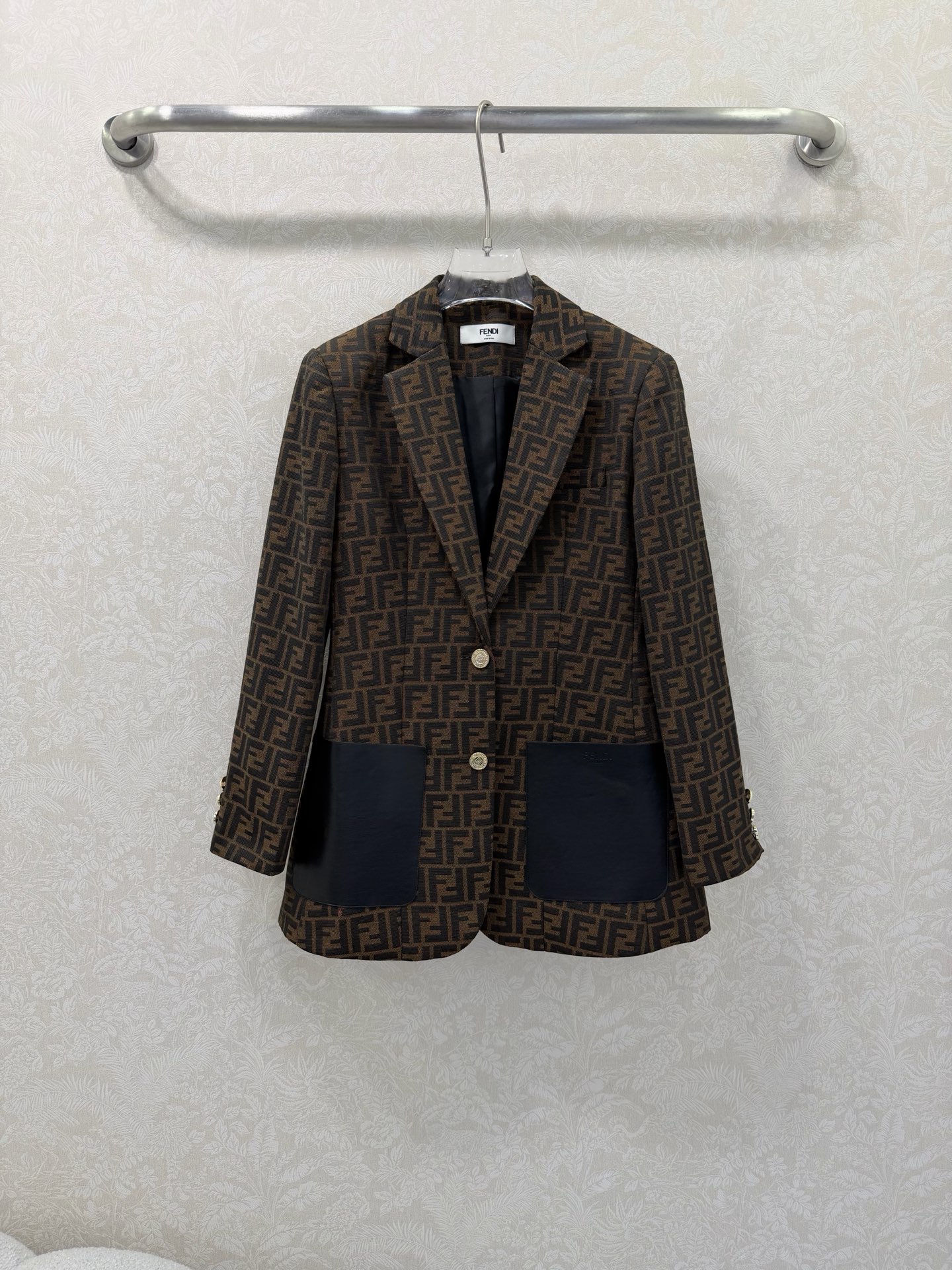 NO:722028,The highest version on the market, the girl will inspect the goods, trim the three marks on the threads, and ship the goods. You can send pictures and take videos. If you want quality or service, please add me on WeChat. We will not accept urgent orders. FEND*26 New Leather Pocket Double F Jacquard Suit Jacket Full-width Presbyopia F Print Jacquard Fabric  Obvious texture, crisp and stylish, straight shoulder gun lapel suit style, neat and elegant tailoring, large custom-made single-breasted design with leather pockets, classic and durable style, highlighting the elegant temperament, able to support the aura of the heroine, the best choice for commuting and attending formal occasions. Monochrome size 3 SML, Fendi-clothing, fendi, fendi, jackets & coats, business suit,19860909市面最高版本小妹验货、修剪线头上三标、发货可发图及拍视频,要品质要服务的加我微信,不接急单. FEND*26新款皮口袋双F提花西装外套 满幅老花F印花提花面料 肌理明显,挺括有型,正肩枪驳领西装版型,剪裁利落大方,大身定制单排扣搭配皮口袋设计,款式经典耐看,凸显优雅气质风格,撑得起大女主气场,通勤出席正式场合的不二之选 单色3码SML,芬迪-服装,fendi,fendi,jackets & coats,business suit,,Women's clothing