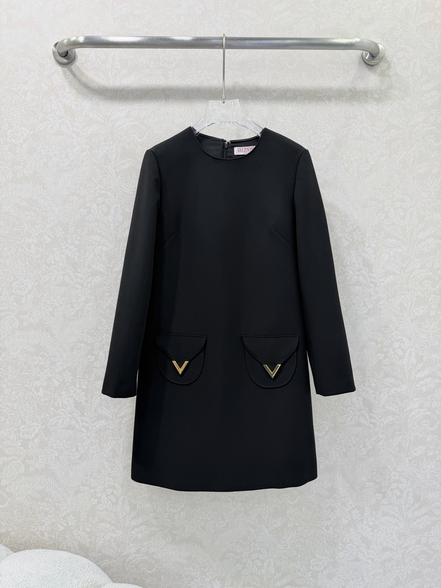 NO:722063,The highest version on the market, the girl inspects the goods, trims the three marks on the threads, and delivers the goods. You can send pictures and videos. If you want quality and service, please add me on WeChat. We will not accept urgent orders. valentin*26 new long-sleeved dress. Hepburn's old money style. Customized V-shaped metal upper body that looks good and stylish. Overall simple and high-end. Go out casually. Full of laziness. The linen material is loose and moderate. Multiple ways to wear. Comfortable and easy to put on and take off. There are pockets on the front, which can hold small items in a concave shape.  2 colors and 3 codes,Valentino-clothing,valentino,valentino,skirts,19860909市面最高版本小妹验货、修剪线头上三标、发货可发图及拍视频,要品质要服务的加我微信,不接急单. valentin*26新款长袖连衣裙 赫本老钱风拉满 定制v字金属 上身好看又洋气 整体简约高级 随性出门 慵懒感十足 麻料宽松有度 多种穿法 舒适好穿脱 前侧有口袋 可以放小物件凹造型 2色3码,华伦天奴-服装,valentino,valentino,skirts,,Women's clothing
