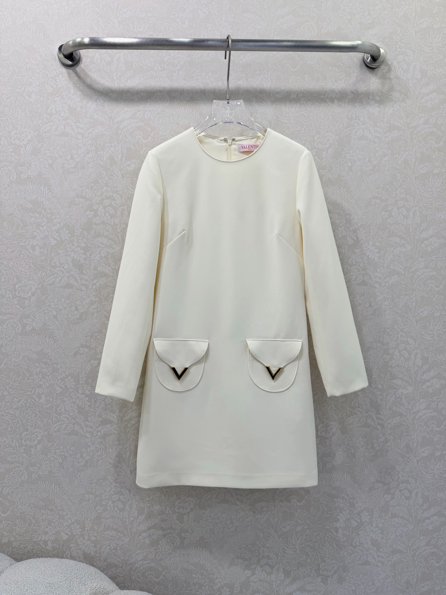 NO:722022,The highest version on the market, the girl inspects the goods, trims the three marks on the threads, and delivers the goods. You can send pictures and videos. If you want quality and service, please add me on WeChat. We will not accept urgent orders. valentin*26 new long-sleeved dress. Hepburn's old money style. Customized V-shaped metal upper body that looks good and stylish. Overall simple and high-end. Go out casually. Full of laziness. The linen material is loose and moderate. Multiple ways to wear. Comfortable and easy to put on and take off. There are pockets on the front, which can hold small items in a concave shape.  2 colors and 3 codes,Valentino-clothing,valentino,valentino,skirts,19860909市面最高版本小妹验货、修剪线头上三标、发货可发图及拍视频,要品质要服务的加我微信,不接急单. valentin*26新款长袖连衣裙 赫本老钱风拉满 定制v字金属 上身好看又洋气 整体简约高级 随性出门 慵懒感十足 麻料宽松有度 多种穿法 舒适好穿脱 前侧有口袋 可以放小物件凹造型 2色3码,华伦天奴-服装,valentino,valentino,skirts,,Women's clothing