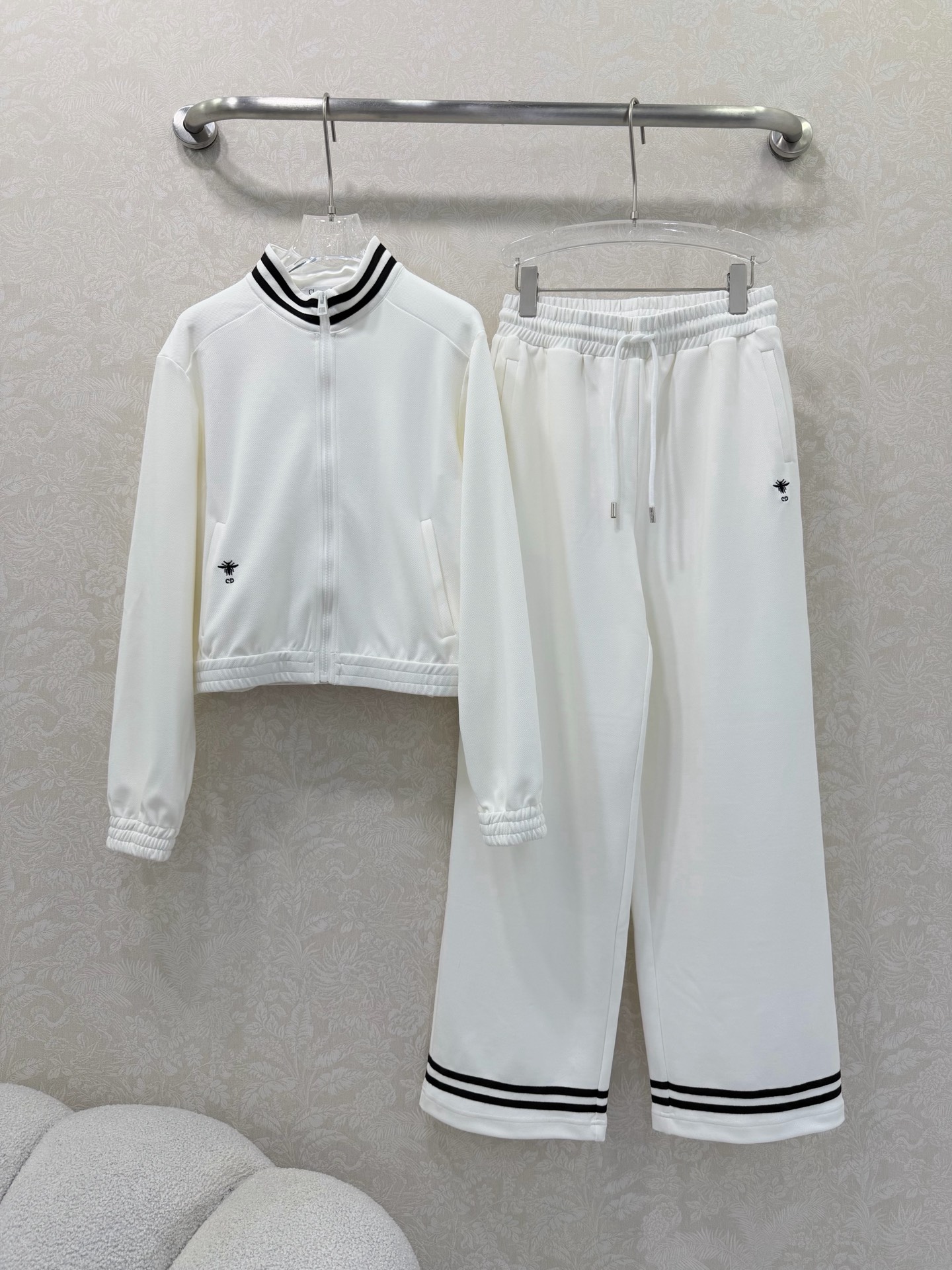 NO:722043,The highest version on the market, the girl inspects the goods, trims the three marks on the threads, and delivers the goods. You can send pictures and videos. If you want quality and service, add me on WeChat. We will not accept urgent orders. DIO*26 new suit. A combination of stand-up collar, zipper jacket, drawstring waist and wide-leg trousers. The jacket collar and trouser legs are decorated with striped webbing. Online fabrics with texture and texture are full of warmth. Customized hardware. The jacket and pants are decorated with little bee embroidery. The simple lines and outlines are very sporty. A must-have for lazy people.  Get a sweet, cool and rebellious girly feel in seconds. Suitable for both daily leisure and commuting. Specially customized fabrics and trousers directly bring out the casual and sports atmosphere. High-end versions, look for quality. Sold as a set. 2 colors and 3 codes SML, Dior-clothing, dior, dior, jackets & coats,19860909市面最高版本小妹验货、修剪线头上三标、发货可发图及拍视频,要品质要服务的加我微信,不接急单. DIO*26新款套装 立领拉链外套腰抽绳阔腿长裤的组合 外套领口以及裤子脚均已条纹织带装饰 手感质感的在线的面料 保暖性能满满 定制五金 外套裤子均以小蜜蜂刺绣装饰 简约的线条轮廓很有运动感 懒人必备 起来秒get甜酷叛逆的少女感 不管是日常休闲还是通勤都能兼具 特殊定制面料 裤子直接把休闲运动氛围拉满高版本认准品质 整套出售 2色3码SML,迪奥-服装,dior,dior,jackets & coats,,Women's clothing