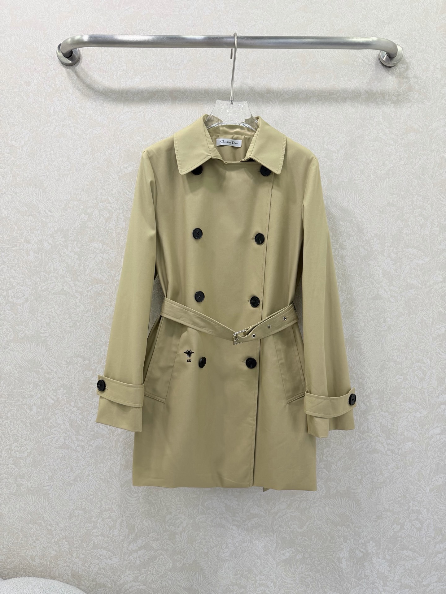 NO:722039,The highest version on the market, the girl will inspect the goods, trim the three marks on the threads, and ship the goods. You can post pictures and take videos. If you want quality or service, please add me on WeChat. We will not accept urgent orders. DIO*26 new short windbreaker jacket, a must-have item for spring, handsome blogger style!  !  An indispensable trench coat with concave and convex shapes. The lapel is double-breasted with classic bee embroidery logo. The lining is the classic presbyopia logo, emphasizing the details of low-key luxury. It is paired with a customized logo letter printed cloth belt. The overall texture is online. It has a classic atmosphere and a high-end aura. Monochrome 3-code SML, Dior-clothing, dior, dior, jackets & coats,19860909市面最高版本小妹验货、修剪线头上三标、发货可发图及拍视频,要品质要服务的加我微信,不接急单. DIO*26新款短款风衣外套 开春必备单品 帅气博主范！！凹凸造型不可缺少的风衣 翻领双排扣经典小蜜蜂刺绣logo 内衬是经典老花logo 强调细节感低调奢华 搭配定制logo字母印花本布腰带 整体质感在线 自带一种经典大气 高级气场 单色3码SML,迪奥-服装,dior,dior,jackets & coats,,Women's clothing