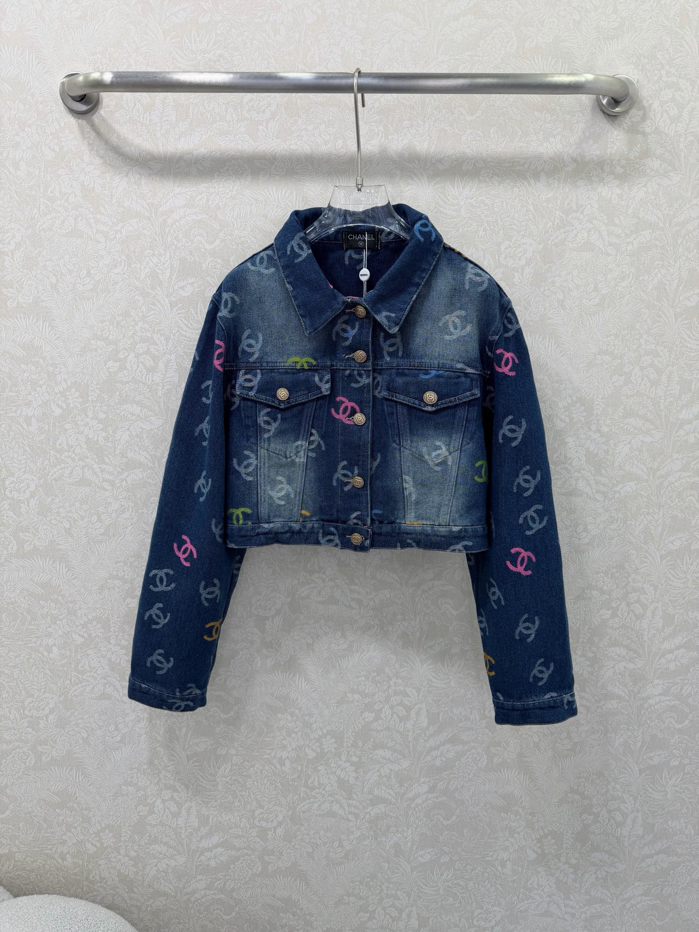 NO:722402,The highest version on the market. The girl inspects the goods, trims the three marks on the threads, and delivers the goods. You can send pictures and videos. If you want quality or service, add me on WeChat. We will not accept urgent orders. chan*l *26 New color logo jacquard denim jacket. The texture is comfortable and crisp. It is light and easy to wear. The white double-C pattern has a dopamine smell. Customized buttons to show the brand tone. Exquisite version. Cleverly display body proportions to highlight unique personality charm. A versatile jacket for daily commuting. The upper body is trendy and fashionable.  Playful and age-reducing monochrome size 3 SML, Chanel-clothing, chanel, chanel, jackets & coats,19860909市面最高版本小妹验货、修剪线头上三标、发货可发图及拍视频,要品质要服务的加我微信,不接急单. chan*l *26新款彩色logo提花牛仔外套 质感舒适挺括 轻盈好穿 白色双c图案多巴胺气息扑面而来 定制纽扣 展现品牌调性 精致版型 巧妙展现身形比例 彰显独特个性魅力 一款日常通勤百搭的外套 上身潮流时髦 俏皮减龄 单色3码SML,香奈儿-服装,chanel,chanel,jackets & coats,,Women's clothing