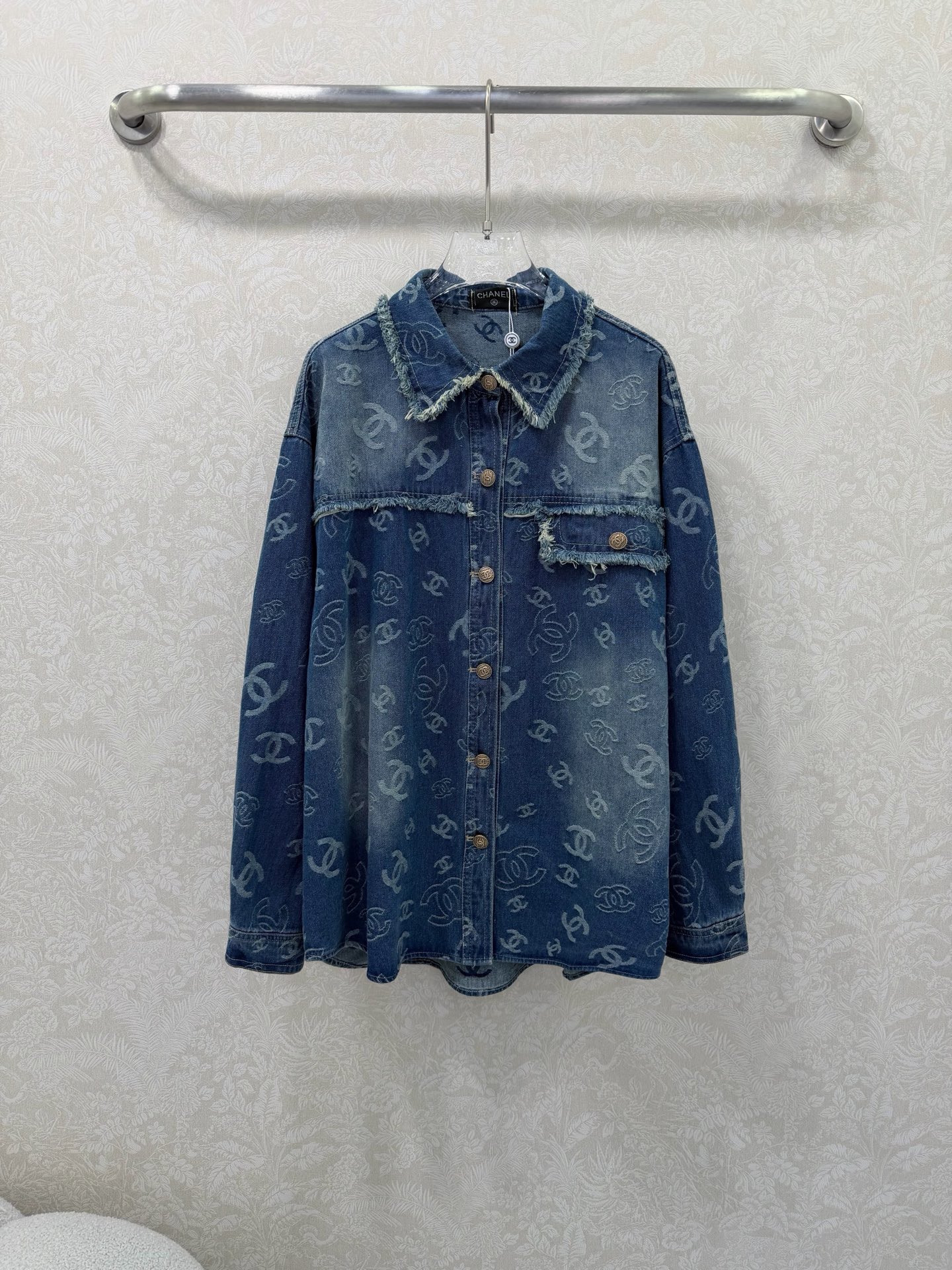 NO:722397,chan*l *26 new style jacquard denim shirt jacket with tassels on the neck and full body logo. Same style for men and women. Comfortable and crisp texture. Lightweight and easy to wear. Overall double C jacquard pattern. Brand atmosphere. Customized buttons to show the brand tone. Exquisite version. Cleverly show body proportions. Highlight unique personality charm. A versatile jacket for daily commuting. Fashionable upper body. Playful and age-reducing. Monochrome 3-code SML, Chanel-clothing, chanel, chanel, jackets & coats,19860909chan*l *26新款领口流苏满身logo提花牛仔衬衣外套 男女同款 质感舒适挺括 轻盈好穿 整体双c提花图案 品牌气息扑面而来 定制纽扣 展现品牌调性 精致版型 巧妙展现身形比例 彰显独特个性魅力 一款日常通勤百搭的外套 上身潮流时髦 俏皮减龄 单色3码SML,香奈儿-服装,chanel,chanel,jackets & coats,,Women's clothing