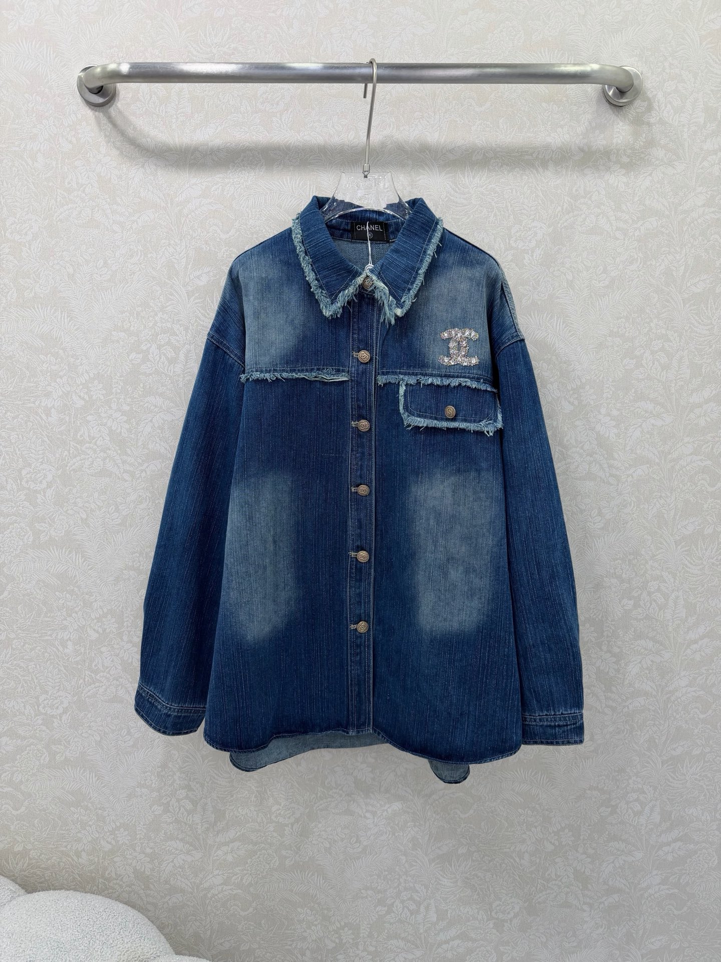 NO:722387,The highest version on the market, the girl inspects the goods, trims the three marks on the threads, and delivers the goods. You can send pictures and videos. If you want quality and service, please add me on WeChat. We will not accept urgent orders. chan*l *26 New style denim shirt jacket with fringed neckline and logo beading on the back. Same style for men and women. Comfortable and crisp texture. Lightweight and easy to wear. Classic denim denim jacket. Double C pattern diamonds on the chest and back. The brand atmosphere is coming. Customized buttons show the brand tone. Exquisite version cleverly shows the body proportions.  Show your unique personality and charm. A versatile jacket for daily commuting. The upper body is trendy and fashionable. Playful and age-reducing. Monochrome size 3 SML, Chanel-clothing, chanel, chanel, jackets & coats,19860909市面最高版本小妹验货、修剪线头上三标、发货可发图及拍视频,要品质要服务的加我微信,不接急单. chan*l *26新款领口流苏后背logo钉珠牛仔衬衣外套 男女同款 质感舒适挺括 轻盈好穿 经典牛仔丹宁外套 胸前与后背双c图案订钻 品牌气息扑面而来 定制纽扣 展现品牌调性 精致版型 巧妙展现身形比例 彰显独特个性魅力 一款日常通勤百搭的外套 上身潮流时髦 俏皮减龄 单色3码SML,香奈儿-服装,chanel,chanel,jackets & coats,,Women's clothing