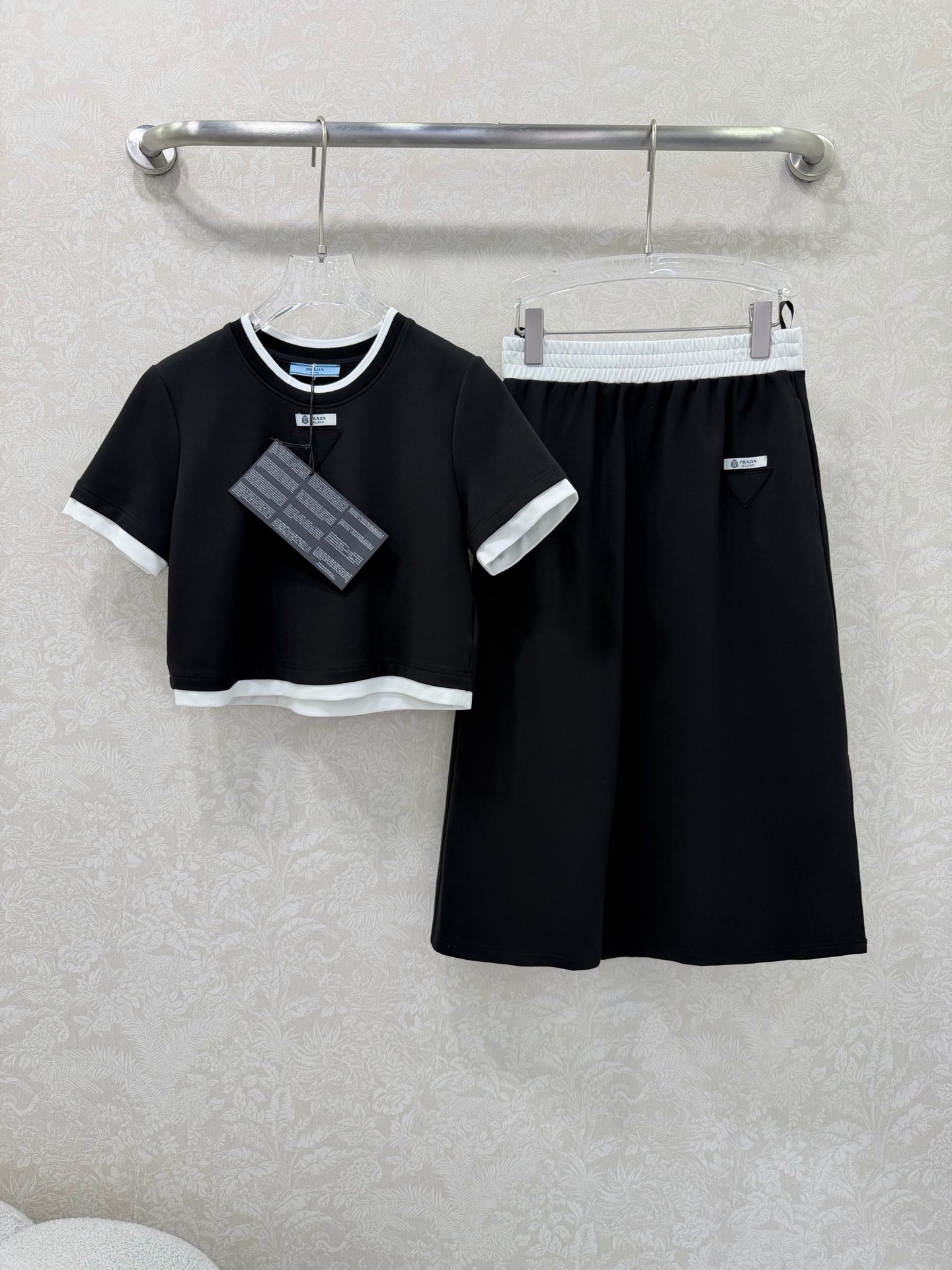 NO:722369,The highest version on the market. The girl inspects the goods, trims the three marks on the threads, and delivers the goods. You can send pictures and videos. If you want quality and service, add me on WeChat. We do not accept urgent orders. Prad*26 new skirt suit. Combination of round neck top with side slits and skirt. Triangular cloth with label on the chest of the top is retro and fashionable. The side slits of the skirt are full of details. The simple lines and outlines are very sporty. A must-have for lazy people. Get a sweet and rebellious girly feeling in seconds. It can be used for both daily leisure and commuting.  Customized fabrics with special yarns. The trousers are tied to the feet to bring out the casual sports atmosphere. High-end version. Look for quality. Sold as a set. 2 colors and 3 codes. SML, Prada-clothing, prada, prada, skirts,19860909市面最高版本小妹验货、修剪线头上三标、发货可发图及拍视频,要品质要服务的加我微信,不接急单.  Prad*26新款半裙套装 圆领上衣侧边开叉半裙的组合 上衣胸前贴标三角布复古又时髦 半裙侧边开叉细节满满 简约的线条轮廓很有运动感 懒人必备 起来秒get甜酷叛逆的少女感 不管是日常休闲还是通勤都能兼具 特殊纱线定制面料 裤子束脚直接把休闲运动氛围拉满高版本认准品质 整套出售 2色3码SML,普拉达-服装,prada,prada,skirts,,Women's clothing