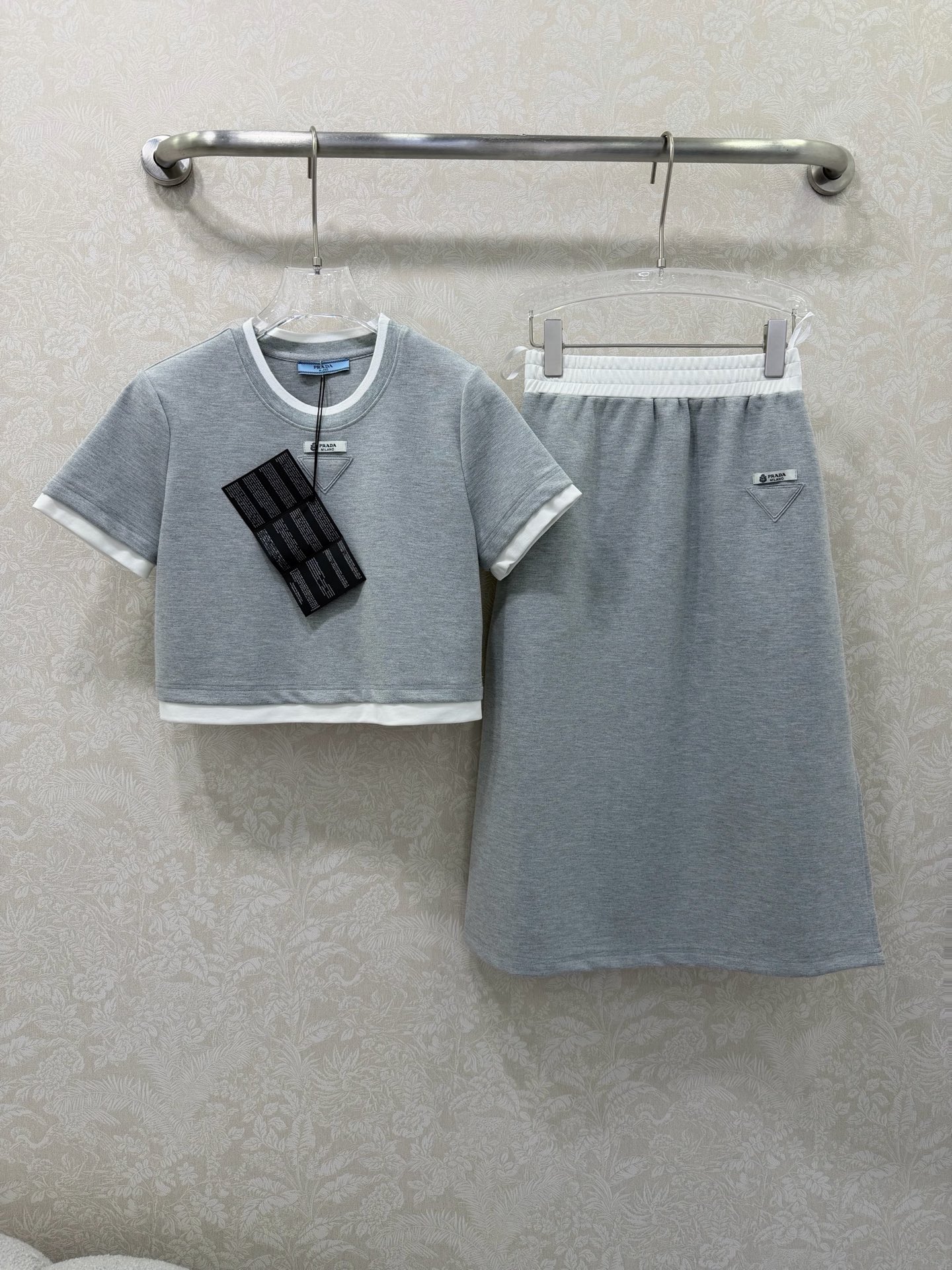 NO:722372,The highest version on the market. The girl inspects the goods, trims the three marks on the threads, and delivers the goods. You can send pictures and videos. If you want quality and service, add me on WeChat. We do not accept urgent orders. Prad*26 new skirt suit. Combination of round neck top with side slits and skirt. Triangular cloth with label on the chest of the top is retro and fashionable. The side slits of the skirt are full of details. The simple lines and outlines are very sporty. A must-have for lazy people. Get a sweet and rebellious girly feeling in seconds. It can be used for both daily leisure and commuting.  Customized fabrics with special yarns. The trousers are tied to the feet to bring out the casual sports atmosphere. High-end version. Look for quality. Sold as a set. 2 colors and 3 codes. SML, Prada-clothing, prada, prada, skirts,19860909市面最高版本小妹验货、修剪线头上三标、发货可发图及拍视频,要品质要服务的加我微信,不接急单.  Prad*26新款半裙套装 圆领上衣侧边开叉半裙的组合 上衣胸前贴标三角布复古又时髦 半裙侧边开叉细节满满 简约的线条轮廓很有运动感 懒人必备 起来秒get甜酷叛逆的少女感 不管是日常休闲还是通勤都能兼具 特殊纱线定制面料 裤子束脚直接把休闲运动氛围拉满高版本认准品质 整套出售 2色3码SML,普拉达-服装,prada,prada,skirts,,Women's clothing