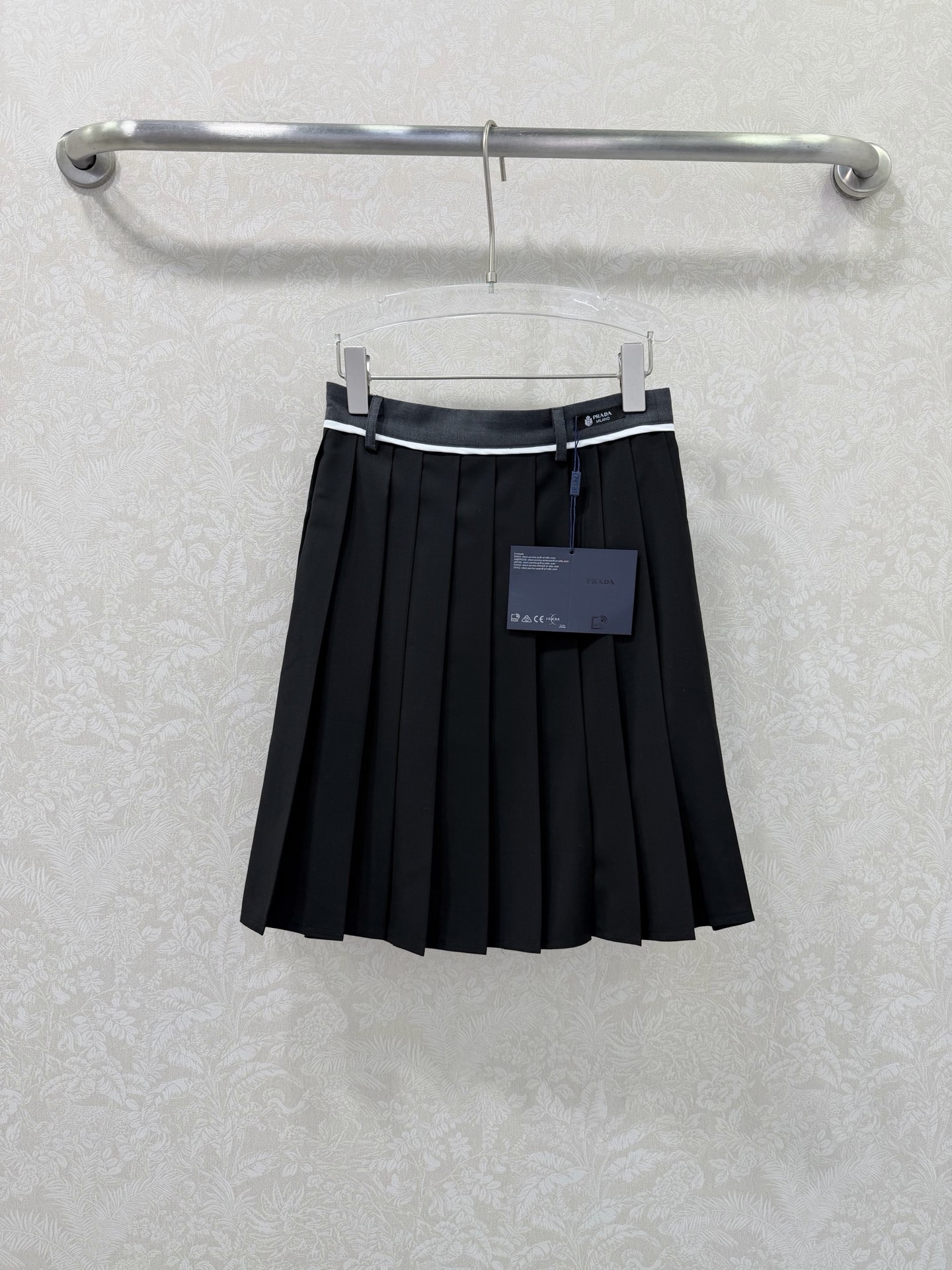 NO:722375,The highest version on the market, the girl will inspect the goods, trim the three marks on the threads, and ship the goods. You can send pictures and take videos. If you want quality or service, please add me on WeChat. We will not accept urgent orders.  PRAD*26's new high-waisted pleated skirt returns to the elegant classics of college style. This PRADA pleated skirt is the finishing touch of the spring and summer wardrobe. The iconic contrasting high-waisted design, matched with the brand logo label, is low-key and recognizable. The crisp fabric creates three-dimensional and uniform pleats, which brings a smart rhythm when walking. Neat.  Short cut, just right to modify the leg shape. Whether it is paired with a white shirt to create a sweet college look, or combined with a simple T-shirt or sweater, it can be easily adapted. 2 colors and 3 codes SML, Prada-clothing, prada, prada, skirts, shirts, tees, t-shirt,19860909市面最高版本小妹验货、修剪线头上三标、发货可发图及拍视频,要品质要服务的加我微信,不接急单. PRAD*26新款高腰百褶半裙,重回学院风的优雅经典,这条PRADA百褶裙是春夏衣橱的点睛之笔.标志性的撞色高腰头设计,搭配品牌标识标签,低调中透着辨识度.挺括面料打造出立体均匀的褶裥,行走间自带灵动韵律.利落的短款剪裁,恰到好处地修饰腿型.无论是搭配白衬衫打造清甜学院感,还是与简约T恤、针织衫组合,都能轻松适配.2色3码SML,普拉达-服装,prada,prada,skirts,shirts,tees，t-shirt,,Women's clothing