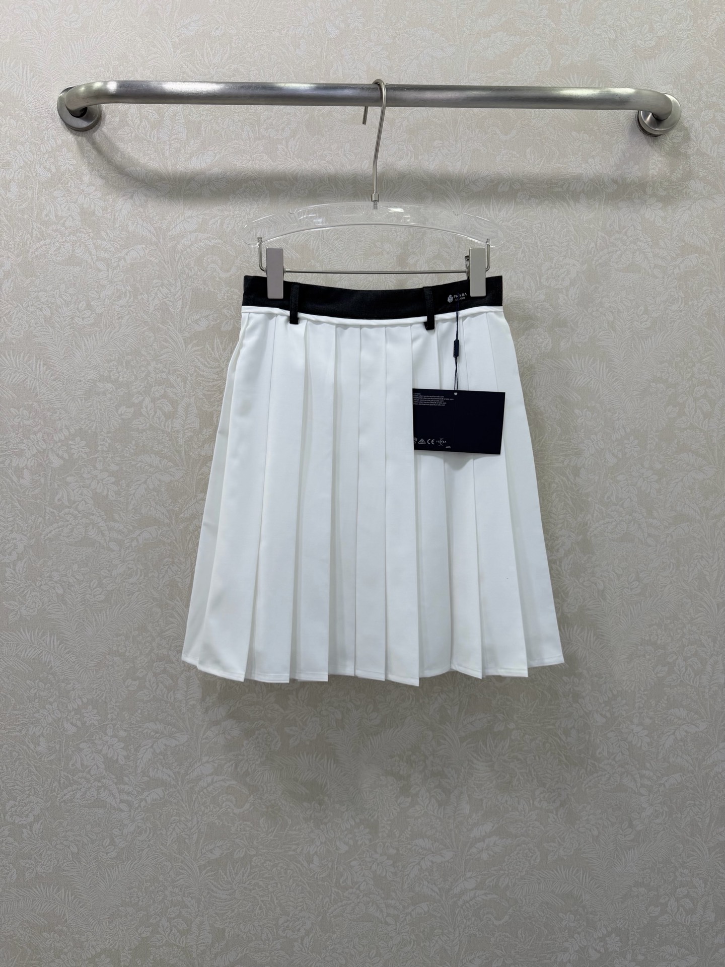 NO:722381,The highest version on the market, the girl will inspect the goods, trim the three marks on the threads, and ship the goods. You can send pictures and take videos. If you want quality or service, please add me on WeChat. We will not accept urgent orders.  PRAD*26's new high-waisted pleated skirt returns to the elegant classics of college style. This PRADA pleated skirt is the finishing touch of the spring and summer wardrobe. The iconic contrasting high-waisted design, matched with the brand logo label, is low-key and recognizable. The crisp fabric creates three-dimensional and uniform pleats, which brings a smart rhythm when walking. Neat.  Short cut, just right to modify the leg shape. Whether it is paired with a white shirt to create a sweet college look, or combined with a simple T-shirt or sweater, it can be easily adapted. 2 colors and 3 codes SML, Prada-clothing, prada, prada, skirts, shirts, tees, t-shirt,19860909市面最高版本小妹验货、修剪线头上三标、发货可发图及拍视频,要品质要服务的加我微信,不接急单. PRAD*26新款高腰百褶半裙,重回学院风的优雅经典,这条PRADA百褶裙是春夏衣橱的点睛之笔.标志性的撞色高腰头设计,搭配品牌标识标签,低调中透着辨识度.挺括面料打造出立体均匀的褶裥,行走间自带灵动韵律.利落的短款剪裁,恰到好处地修饰腿型.无论是搭配白衬衫打造清甜学院感,还是与简约T恤、针织衫组合,都能轻松适配.2色3码SML,普拉达-服装,prada,prada,skirts,shirts,tees，t-shirt,,Women's clothing