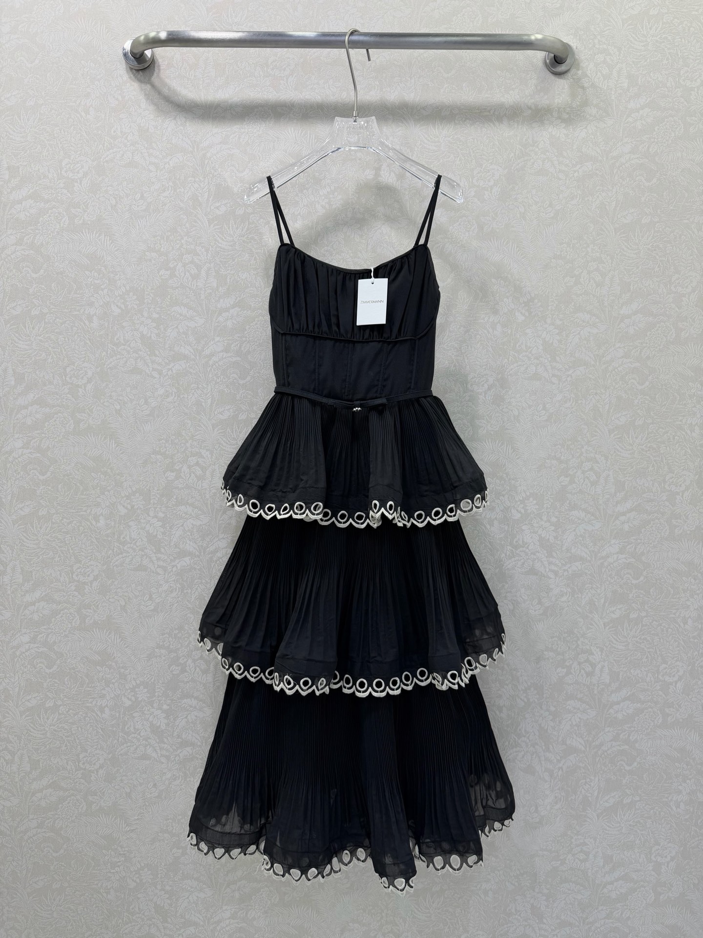 NO:722386,The highest version on the market, the girl inspects the goods, trims the three marks on the threads, and delivers the goods. You can send pictures and take videos. If you want quality and service, please add me on WeChat. We will not accept urgent orders. ZIMMERMA*N 26 new high-end customized heavy-duty fine pleated polka dots and water-soluble lace suspender dress. The unique pleated fabric is crisp and stylish!  The princess cake dress has a sense of déjà vu. The suspender belt tightens the waist and slims the cake dress!  The pleats of the skirt outline the waistline, beautiful and elegant, multi-layered cake skirt, the first choice for vacation, high-quality products, 2 colors and 4 sizes SMLXL, Zimmerman-clothing, skirts,19860909市面最高版本小妹验货、修剪线头上三标、发货可发图及拍视频,要品质要服务的加我微信,不接急单. ZIMMERMA*N兹默曼26新款高端定制重工细褶波点拼水溶花边吊带连衣裙 极具特色的褶皱面料挺括有型！公主蛋糕裙的既视感 吊带腰带收腰显瘦蛋糕连衣裙！裙身褶皱勾勒腰线 美观大方 多层蛋糕裙摆 度假首选优品绝绝子 2色4码SMLXL,兹默曼-服装,skirts,,Women's clothing